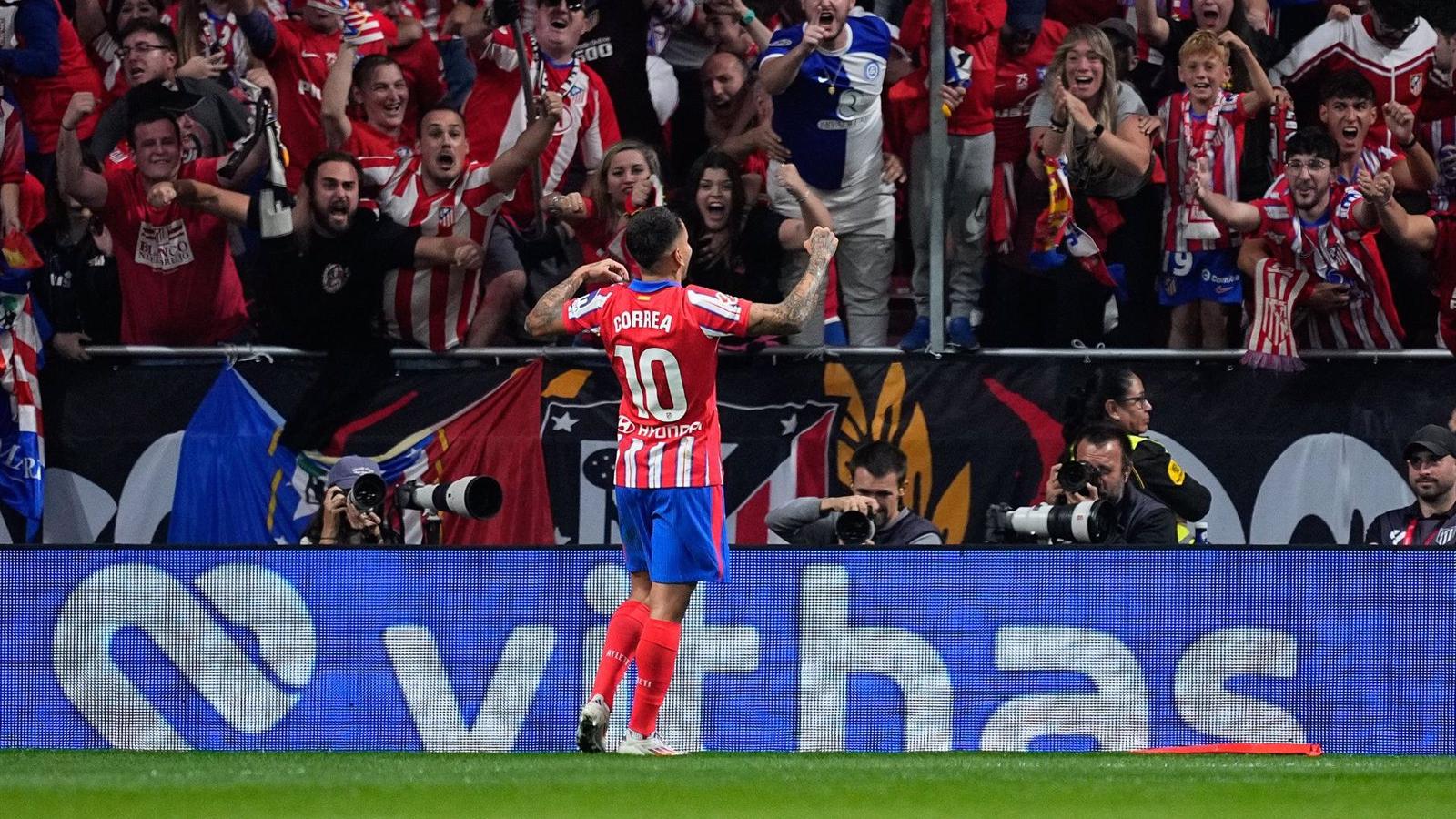 Sanción de tres partidos para una parte de la grada del Metropolitano por el lanzamiento de objetos en el derbi