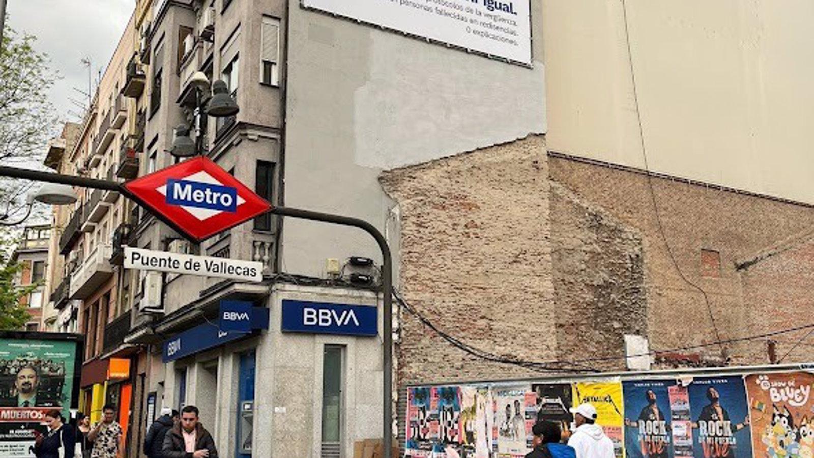 Investigado un policía municipal por retirar una lona de Más Madrid en plena campaña