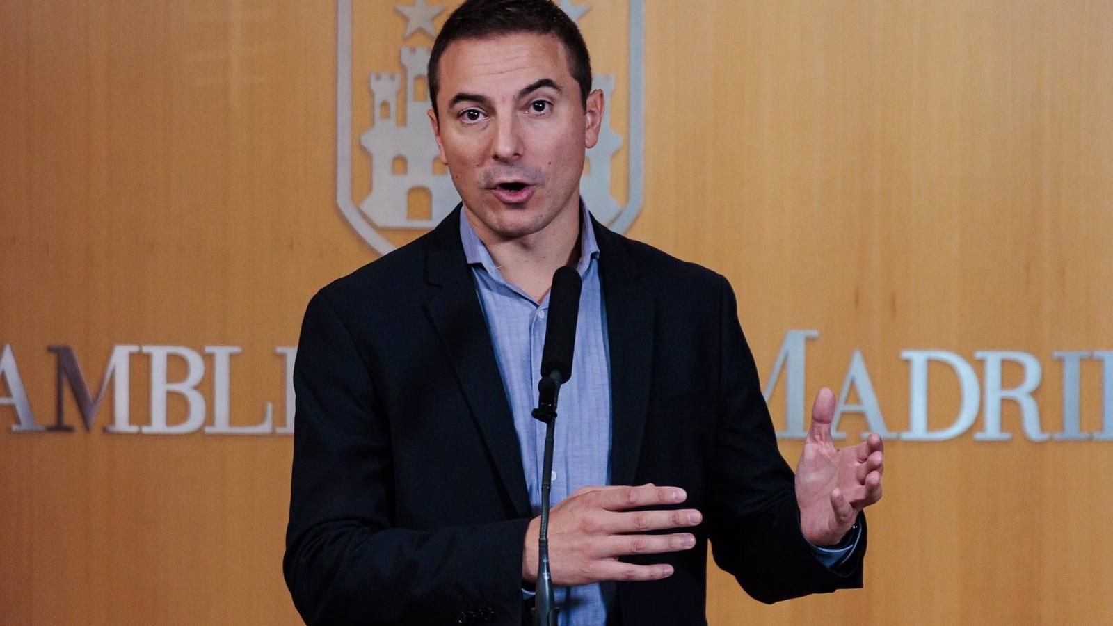 Juan Lobato lamenta la salida de Monasterio y le desea suerte