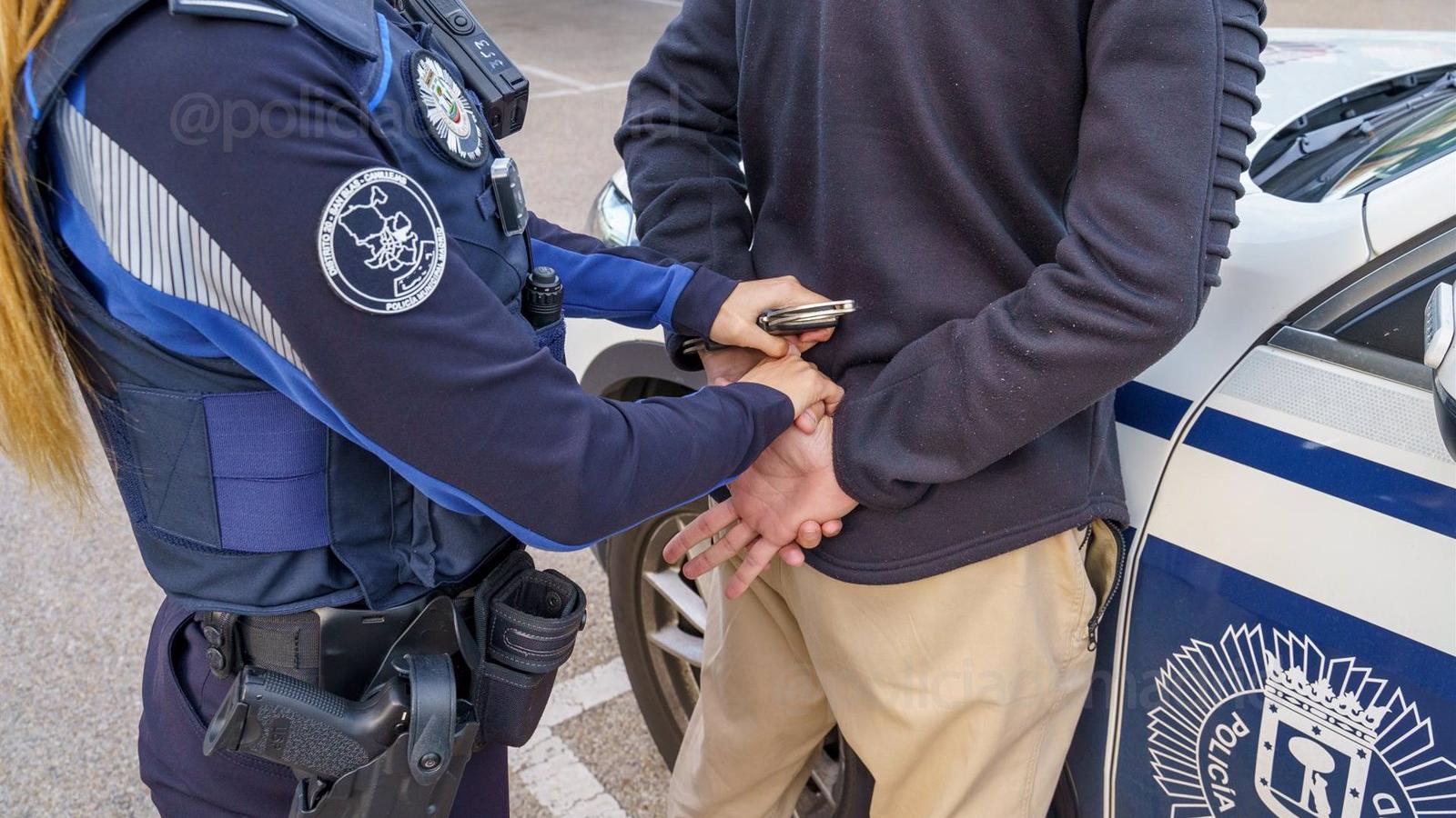 Detenido en Madrid un conductor de coche eléctrico de alquiler con drogas en su interior