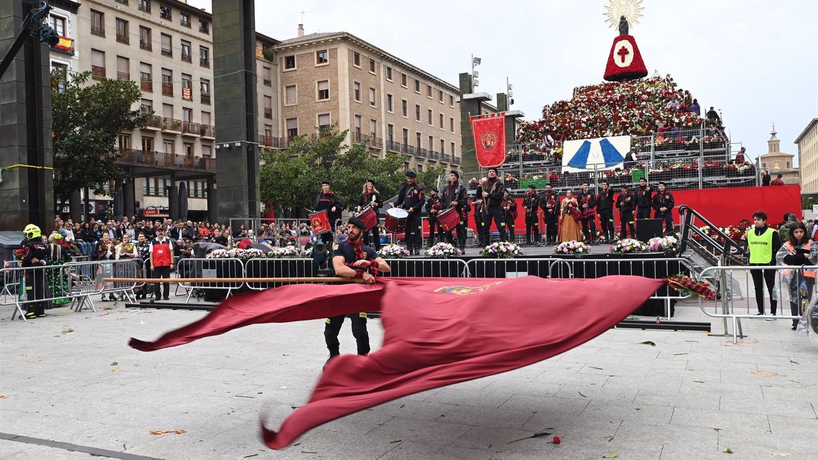 Más de cien mil personas participan en la Ofrenda de Flores a la Virgen del Pilar