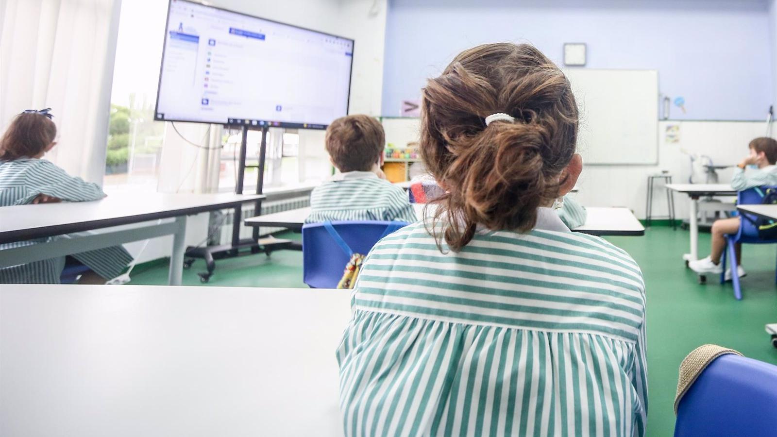 La Comunidad lanza un programa formativo para combatir la brecha digital en niños vulnerables