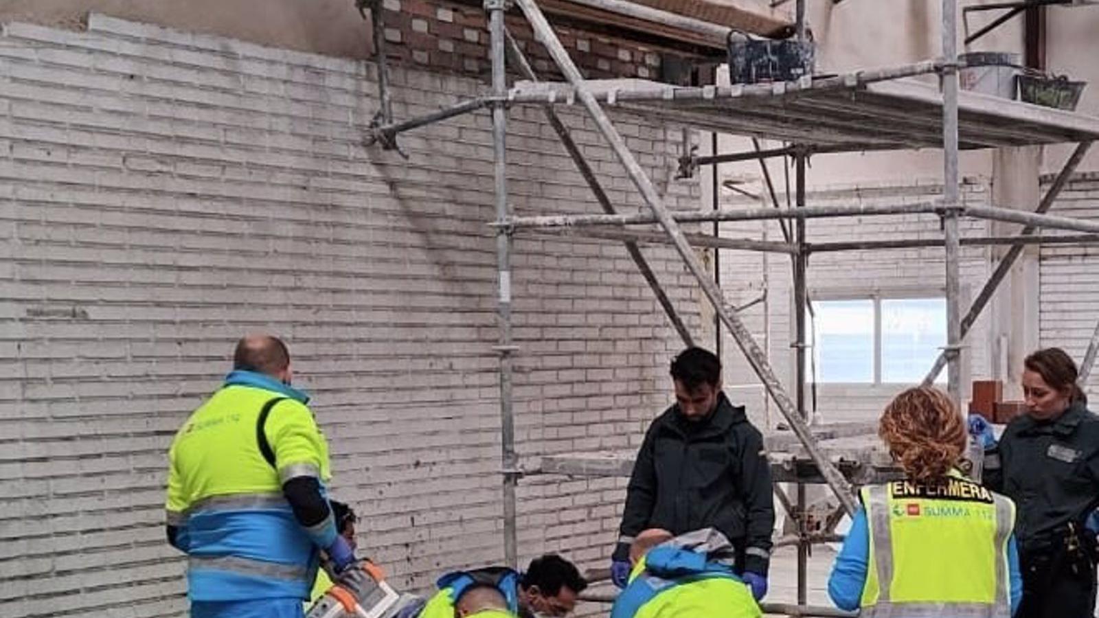 Un trabajador herido grave tras caer de un andamio en Arganda del Rey