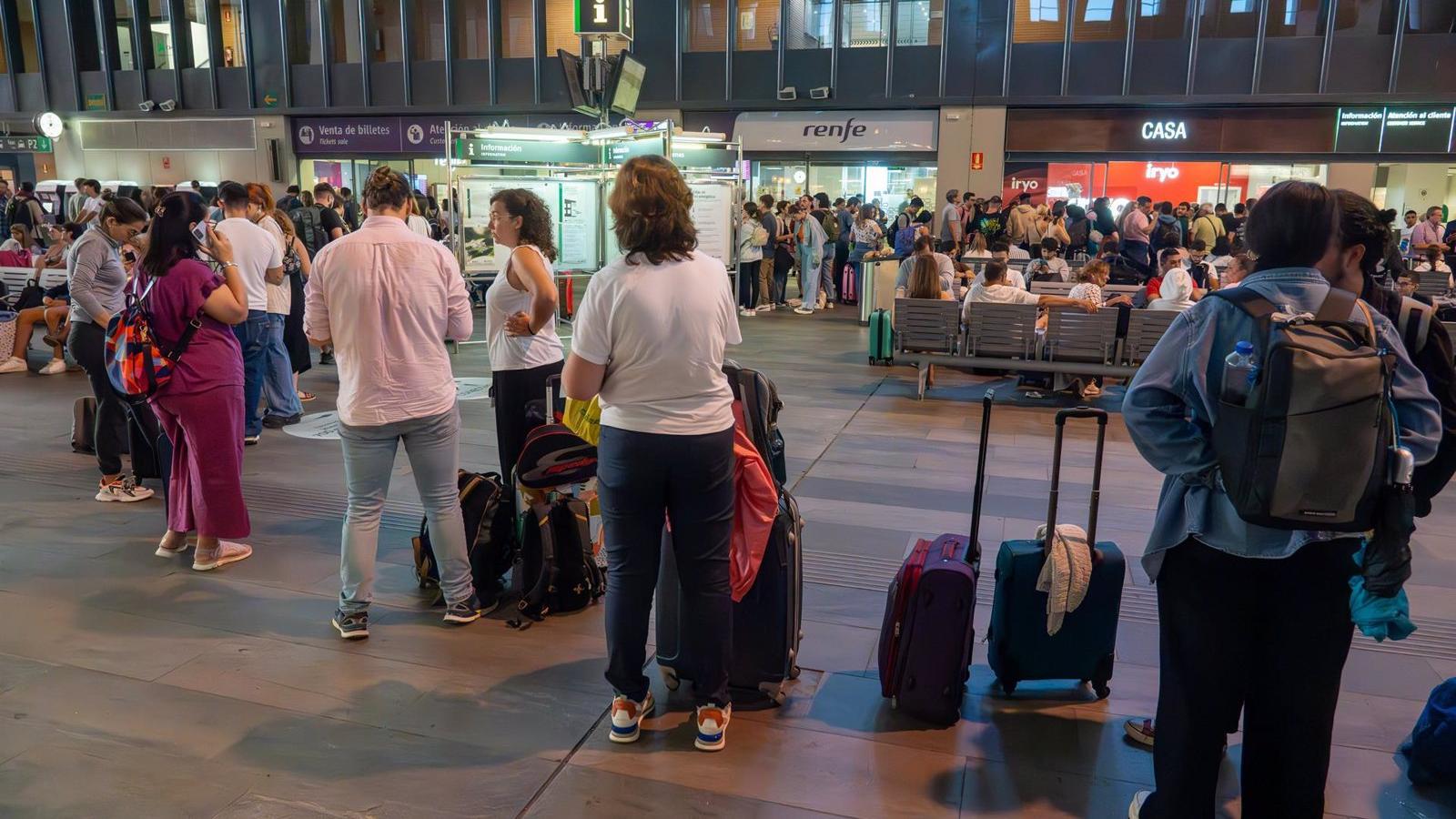 Los pasajeros afectados por el descarrilamiento del tren pueden reclamar sus billetes y otros gastos