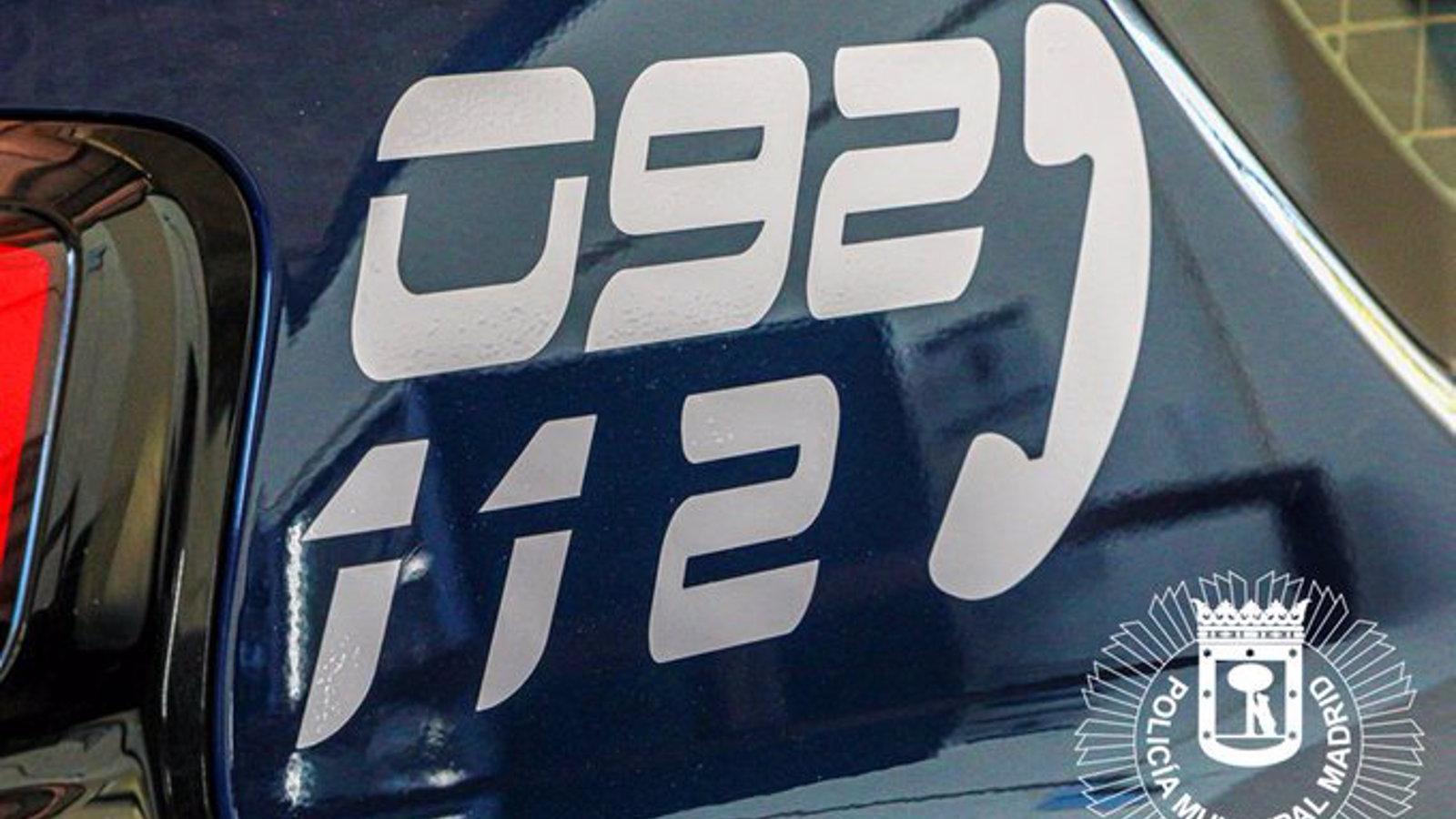 La policía busca al conductor que huyó tras estampar su coche contra un árbol y abandonar herida a su acompañante