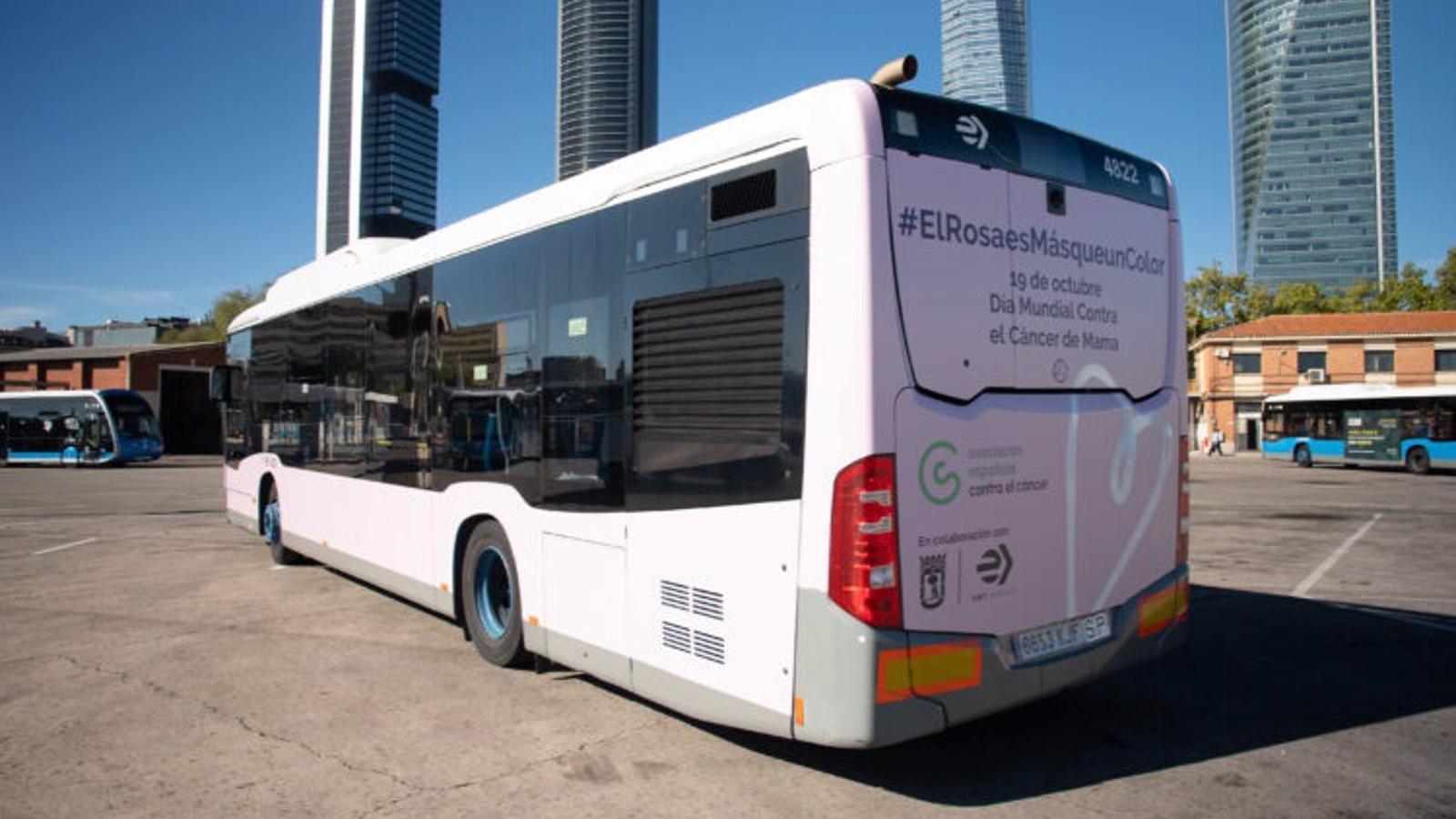 Un autobús rosa de EMT Madrid visibiliza la campaña contra el cáncer de mama