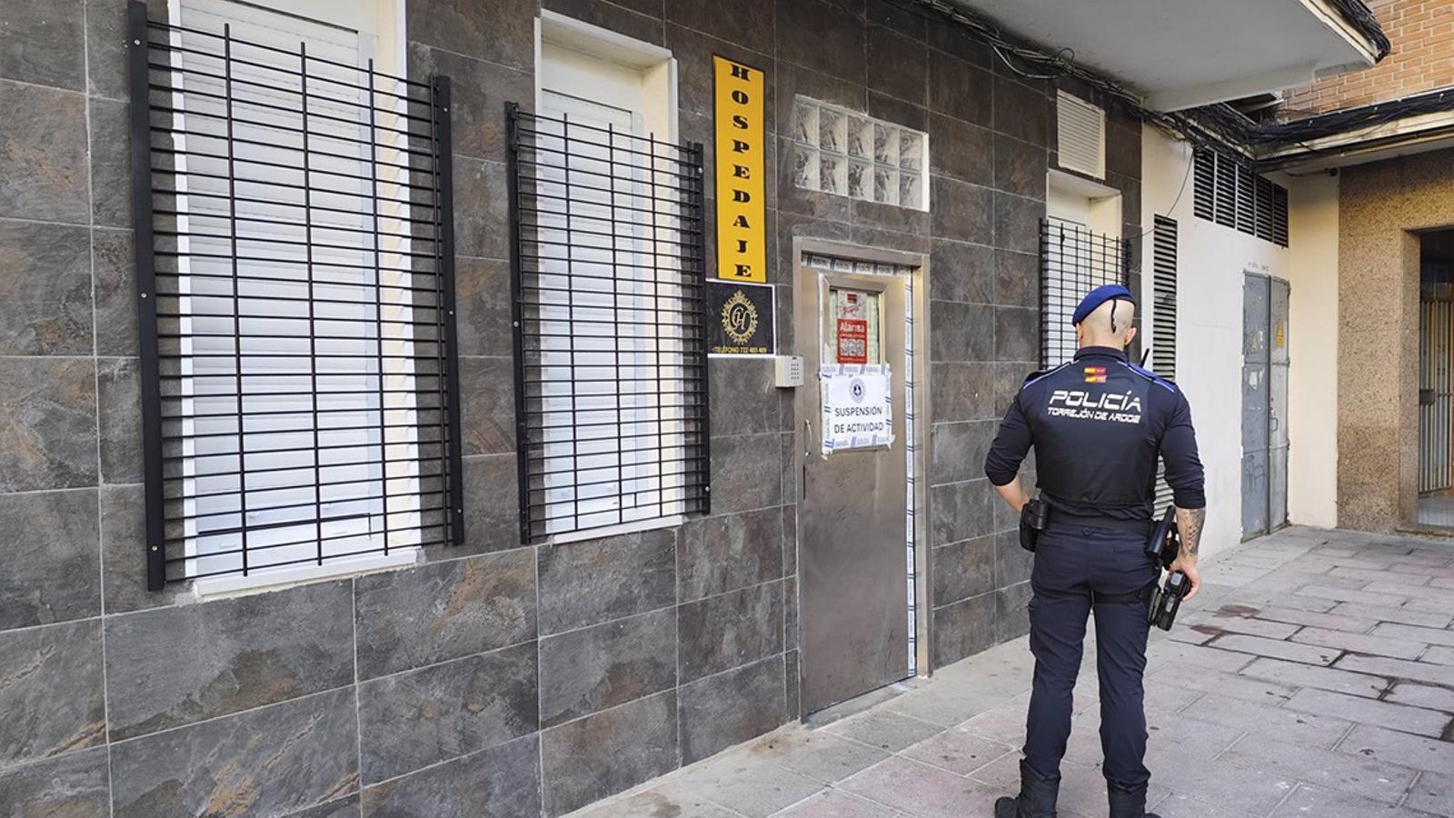 La Policía de Torrejón cierra tres hostales en los que se alojaban carteristas que actuaban en la capital