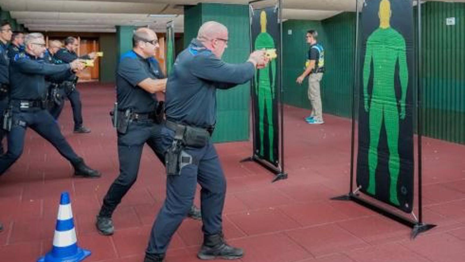  El alcalde de Torrejón asiste a un curso de formación para agentes sobre pistolas táser