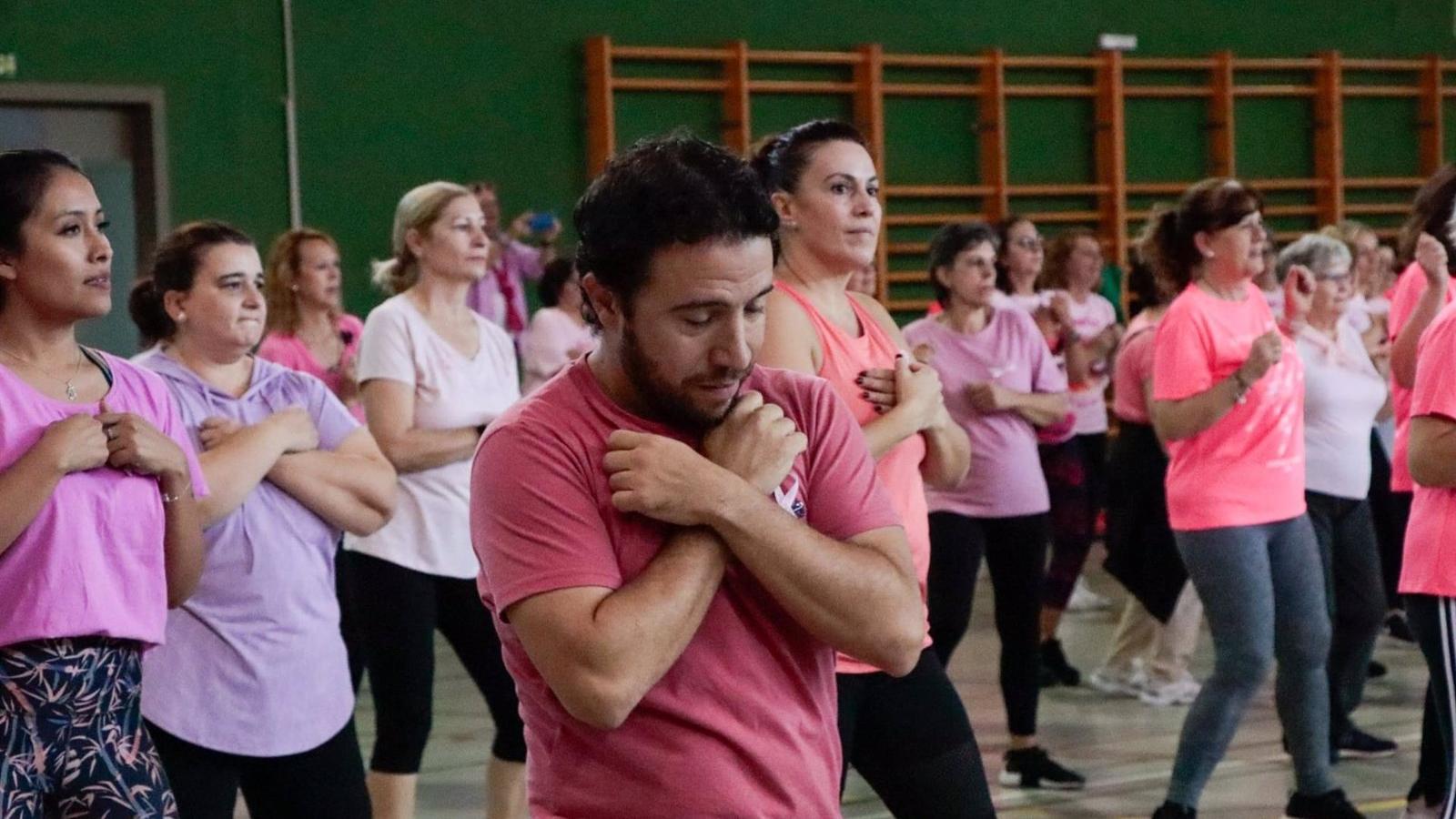 El Severo Ochoa celebra el Día mundial del cáncer de mama con una clase colectiva de "zumba rosa" con 130 participantes