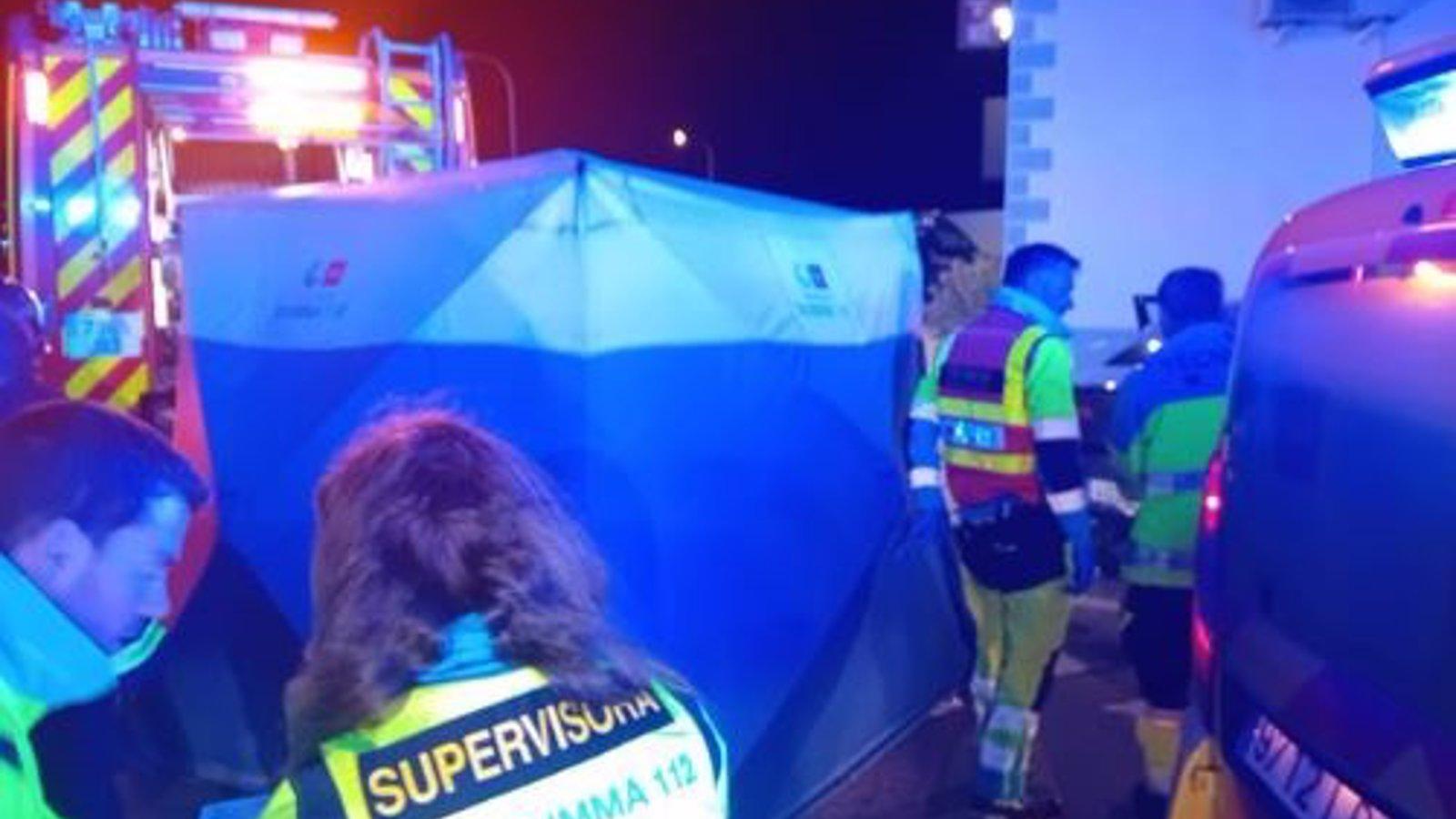 Un conductor resulta herido de gravedad al colisionar su coche contra la valla de un restaurante en Ajalvir