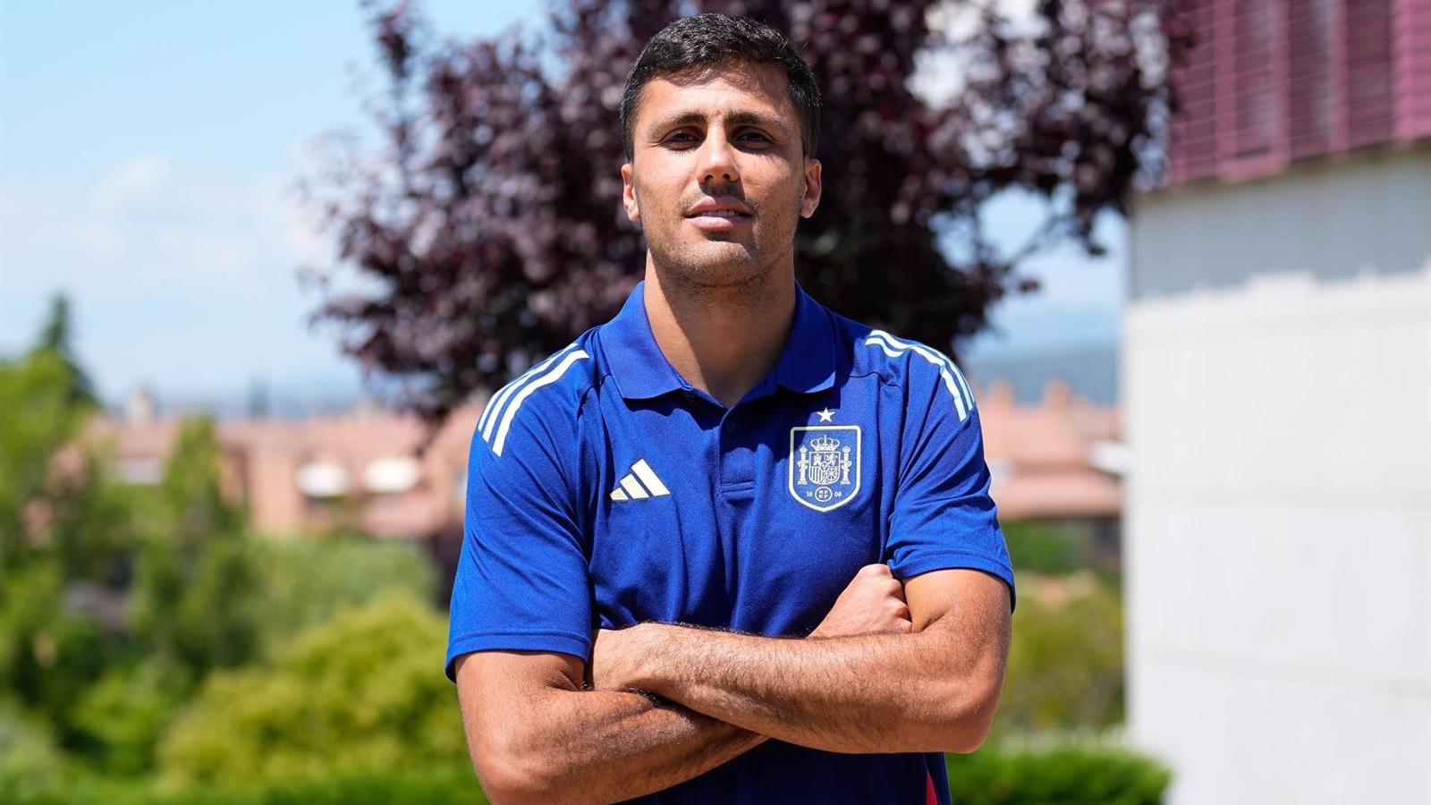 Rodri Hernández conquista el Balón de Oro 2024 y revive la gloria española en el fútbol