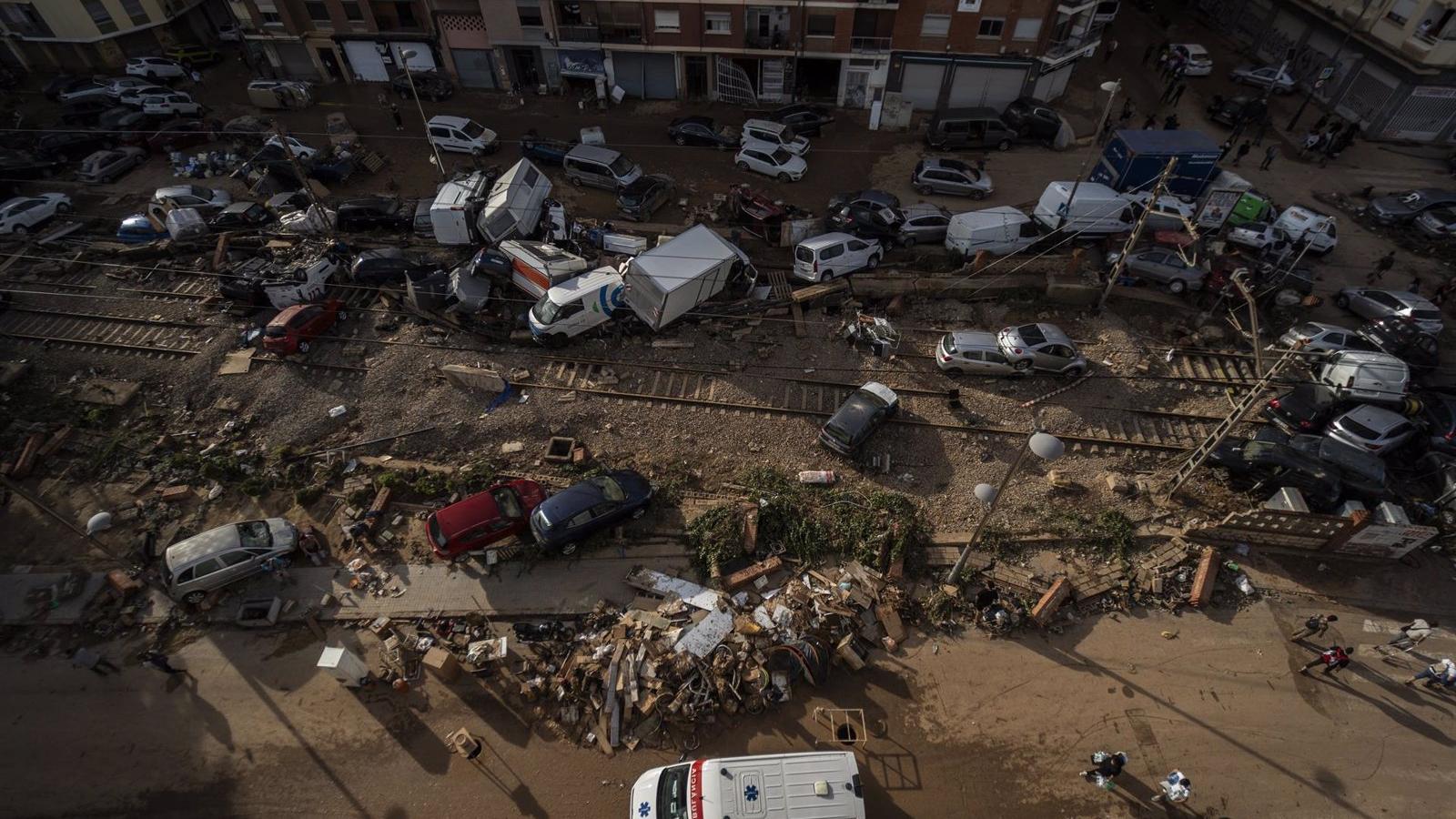 Almeida agradece a los servicios de emergencia de Madrid su labor en Valencia tras la DANA