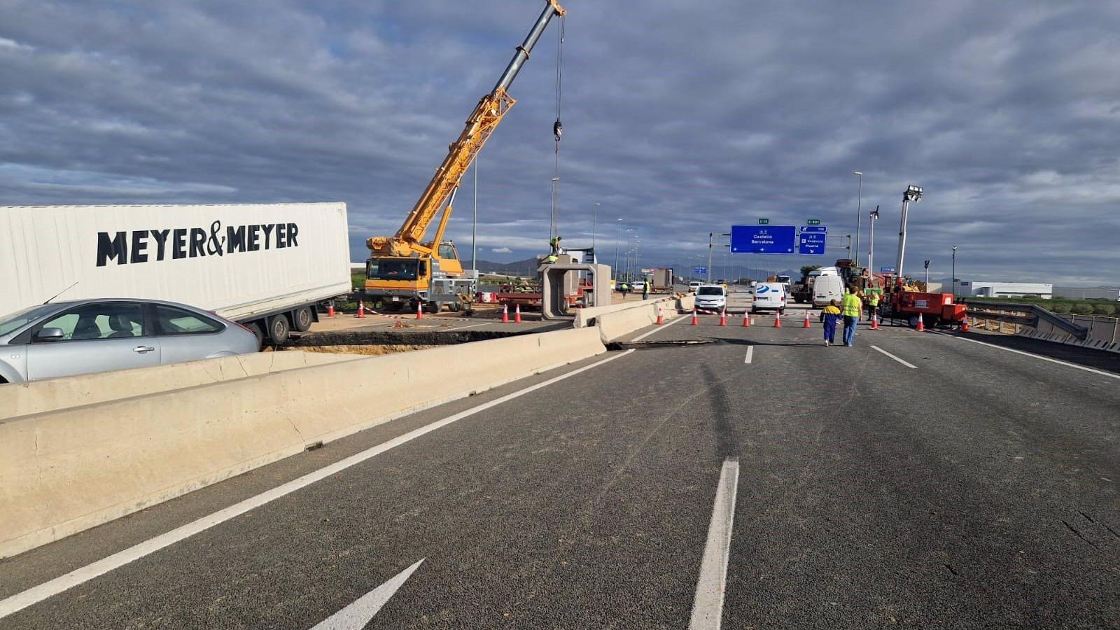 Adif, UME y Guardia Civil intensifican las labores para despejar las vías de tren y las carreteras en Valencia tras el paso de la DANA