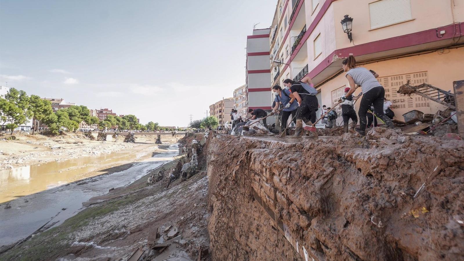 Madrid envía más de 170 agentes a Valencia para ayudar tras la DANA