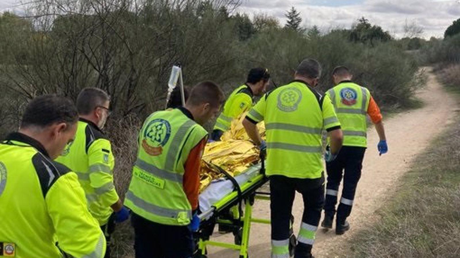 Un ciclista es auxiliado tras sufrir una caída en un área de complicado acceso en Cuatro Vientos