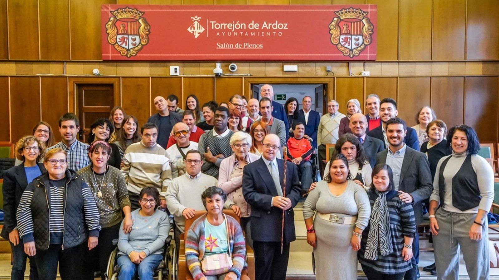 Integrantes jóvenes de APAMDI asumen roles de concejales por un día en Torrejón