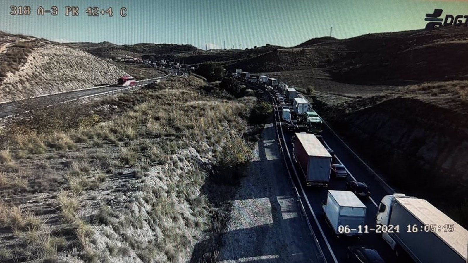 El acidente de camión sin lesionados provoca el cierre de la A-3 en Perales de Tajuña