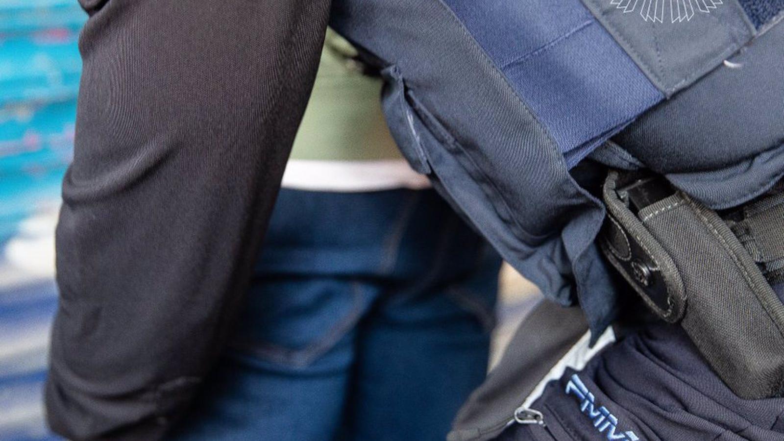 Arrestan a un individuo por poseer grabaciones privadas de la hija de su pareja en su teléfono