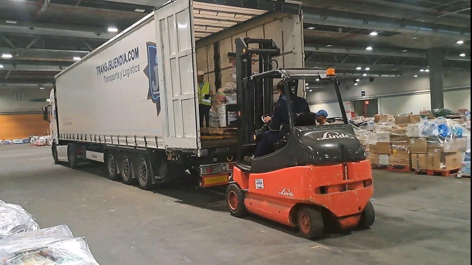 La Comunidad de Madrid envía cerca de un millar de palés a los afectados por la DANA