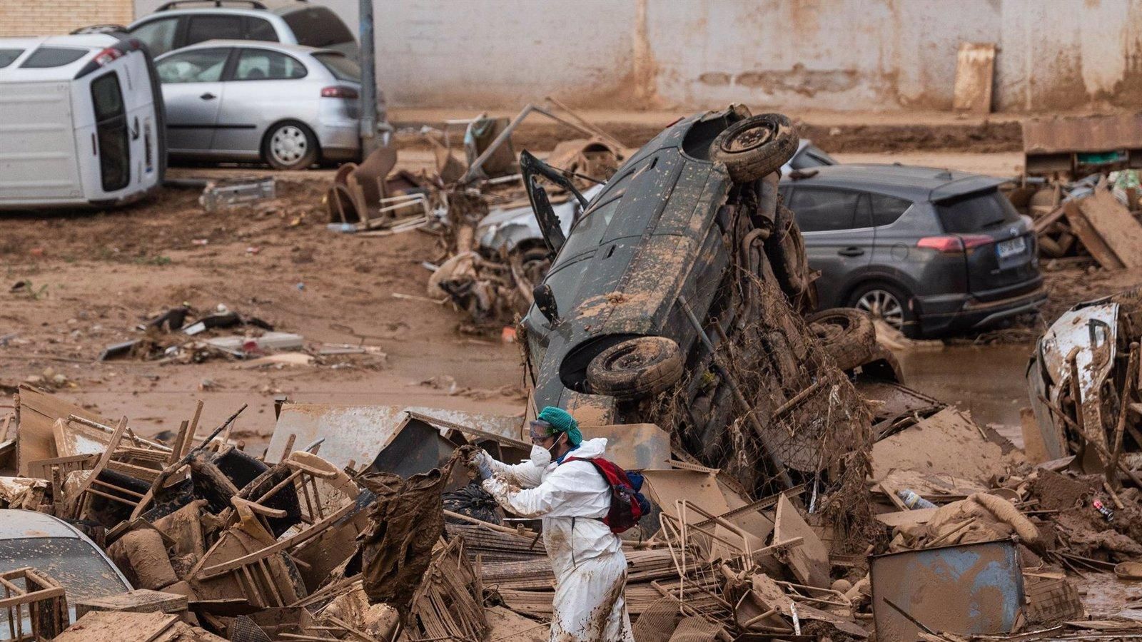 Madrid desplaza más de 800 profesionales y recursos para ayudar a Valencia tras la DANA