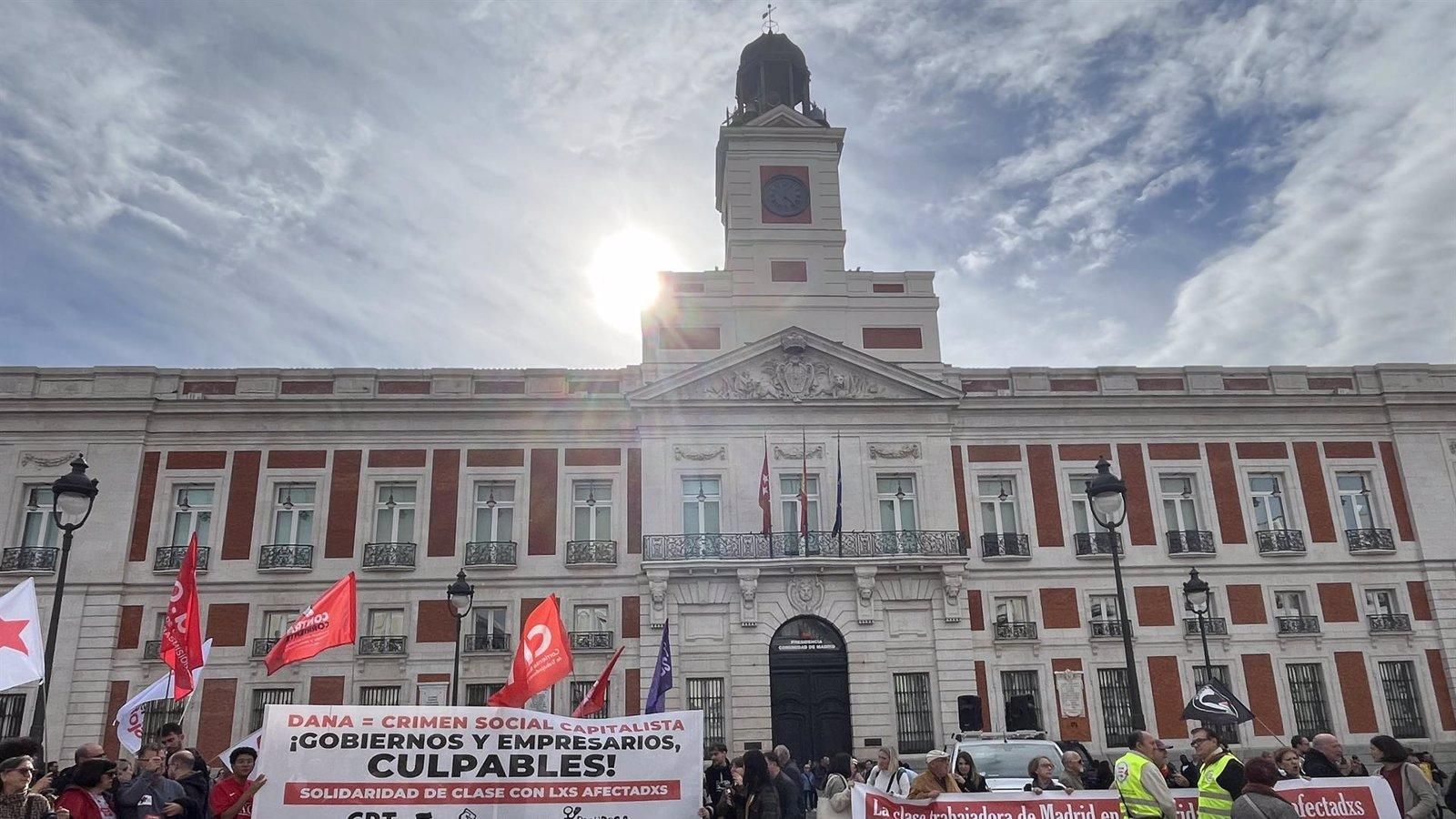 Unas 300 personas se concentran en Sol contra la gestión política de la DANA