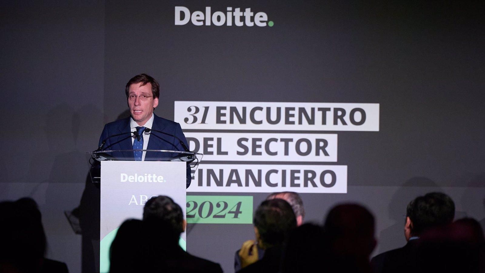 Almeida critica el nuevo impuesto a la banca y acusa al Gobierno de "voracidad recaudatoria"