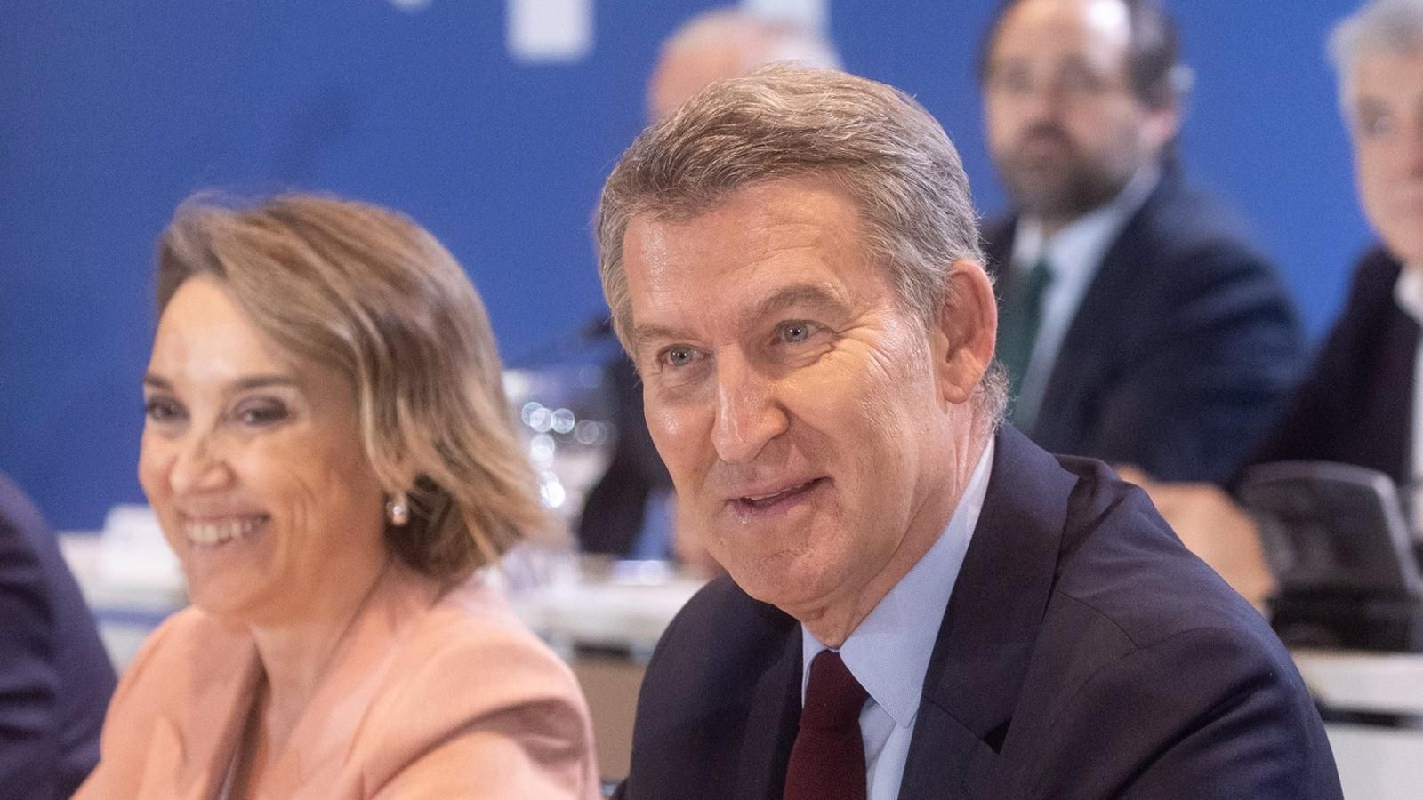 Feijóo pide a Mazón seguir "dando la cara" tras la DANA