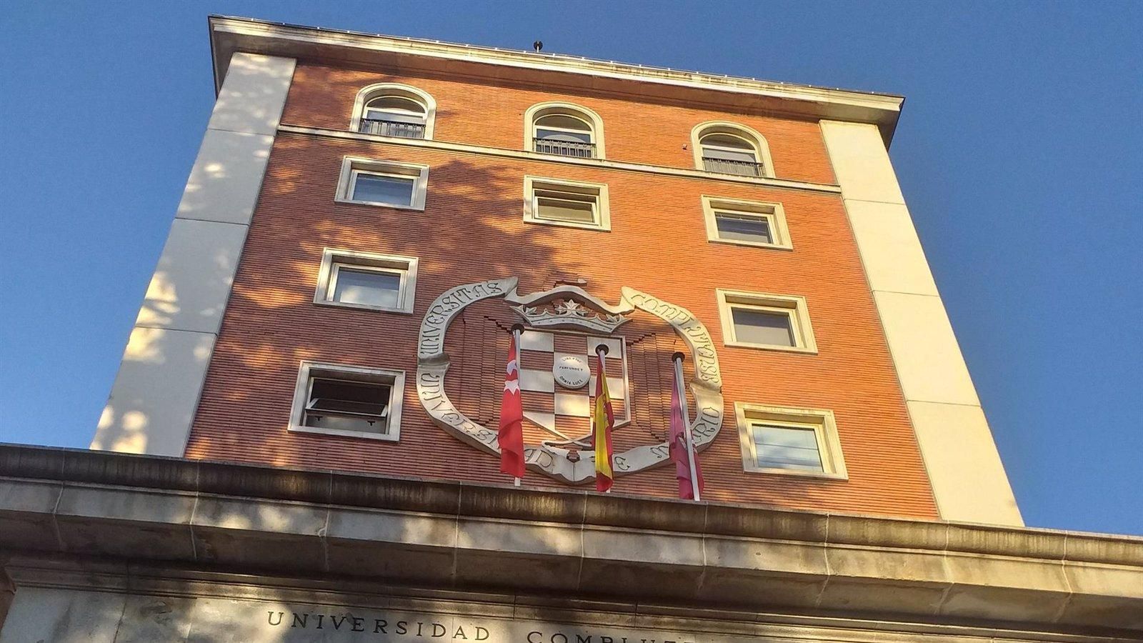 Los decanos de la Complutense se concentran en Sol para exigir financiación “justa” a la Comunidad de Madrid