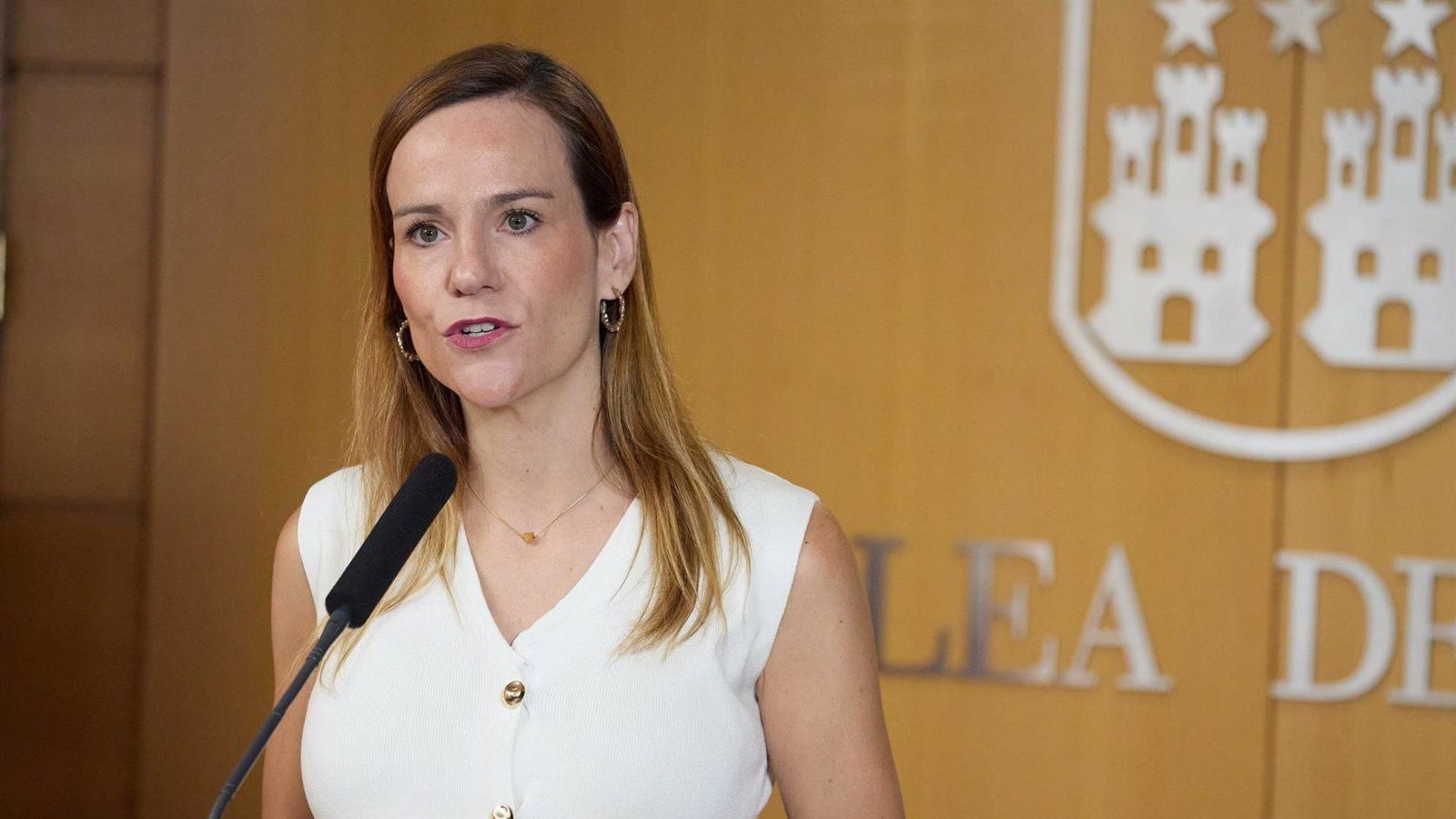 Vox acusa al PSOE de "pisotear la Constitución" y critica la postura "entregada" del PP