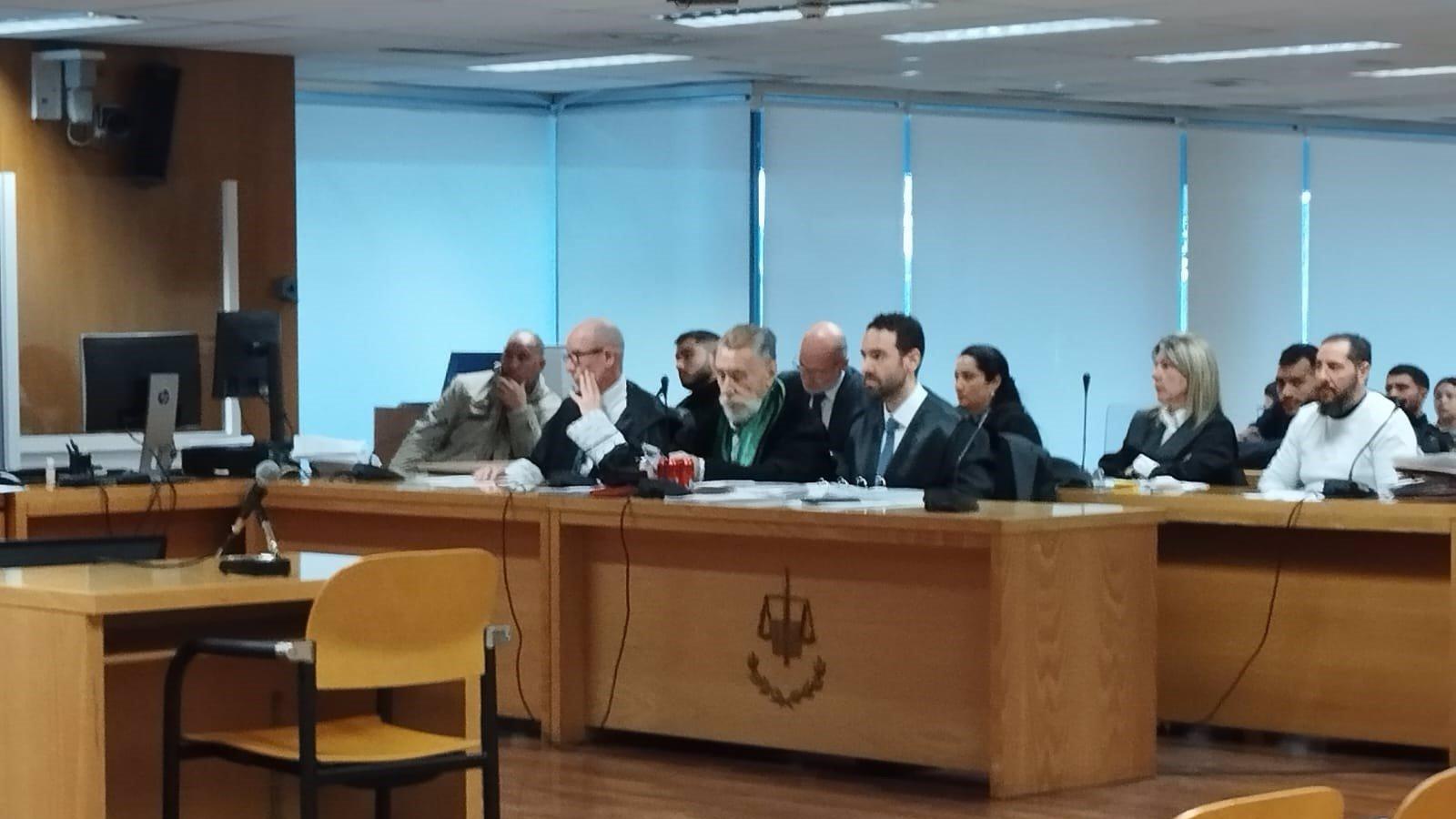 Una de las acusadas por el tiroteo de Las Rosas, agredida a la salida del juicio por familiares de la víctima