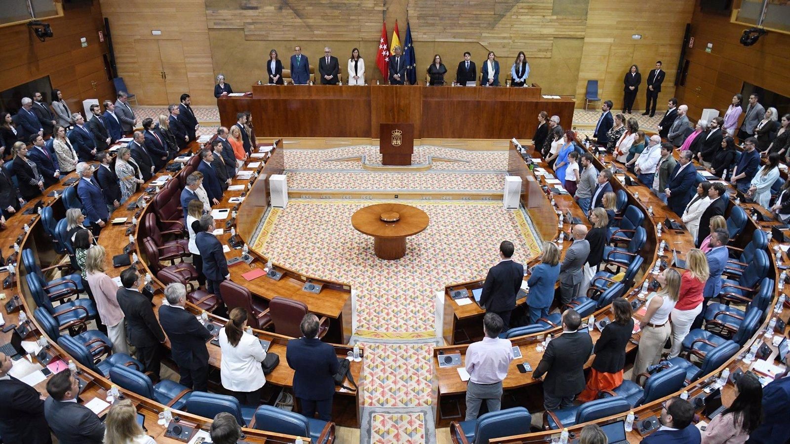 Minuto de silencio en la Asamblea por el bombero de la Comunidad fallecido en acto de servicio