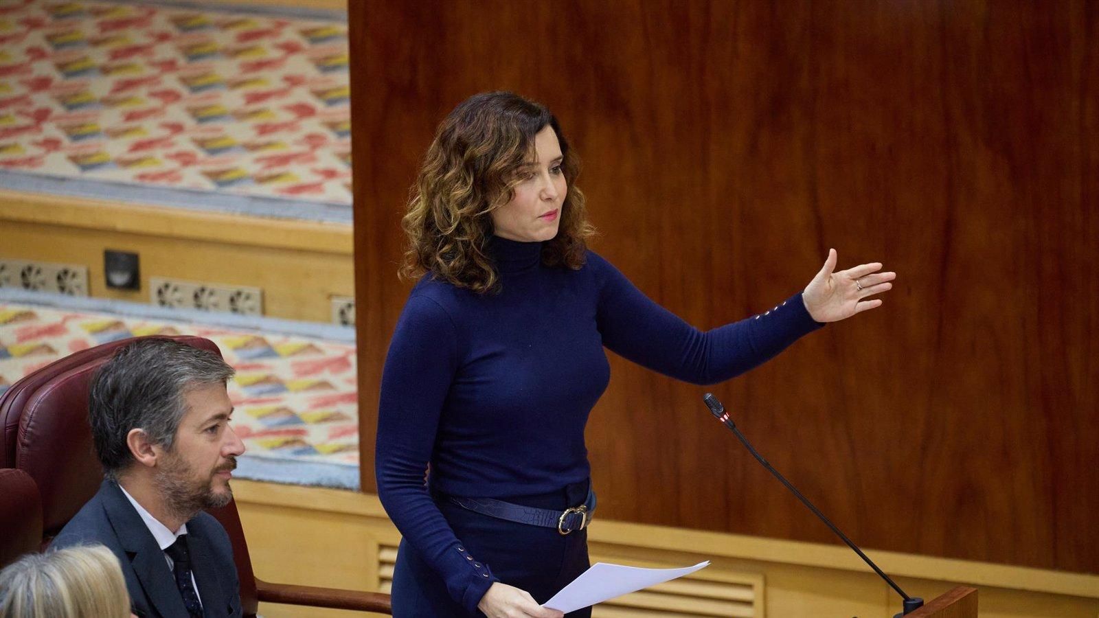 Ayuso critica las “purgas” en la oposición y desea suerte al nuevo portavoz socialista