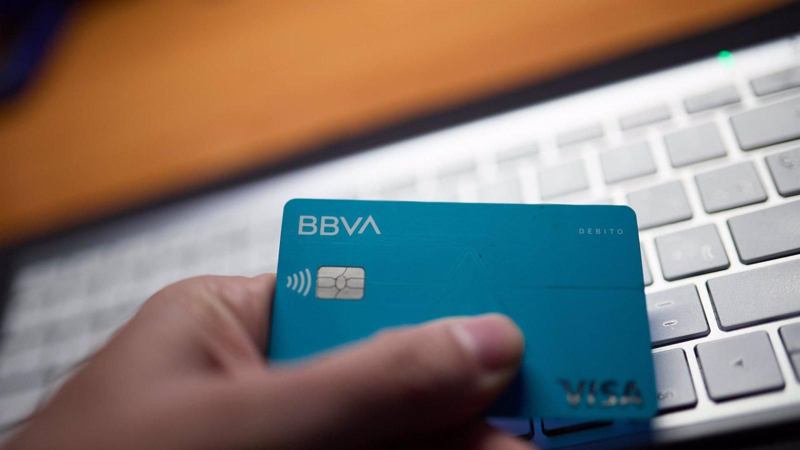 Detenidos en Madrid por estafar 30.000 euros a ancianos con tarjetas robadas