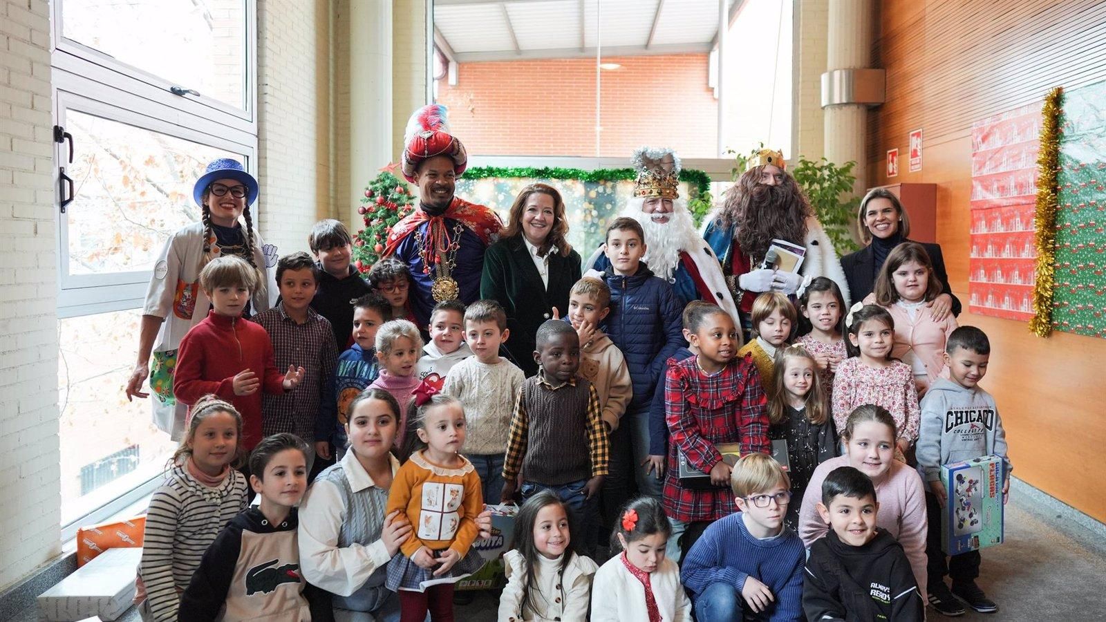 Los Reyes Magos visitan a los niños hospitalizados en Alcalá de Henares