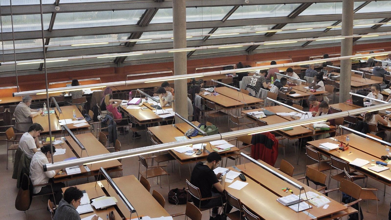 La biblioteca Cardenal Cisneros de Alcalá amplía su horario los fines de semana para la preparación de los exámenes