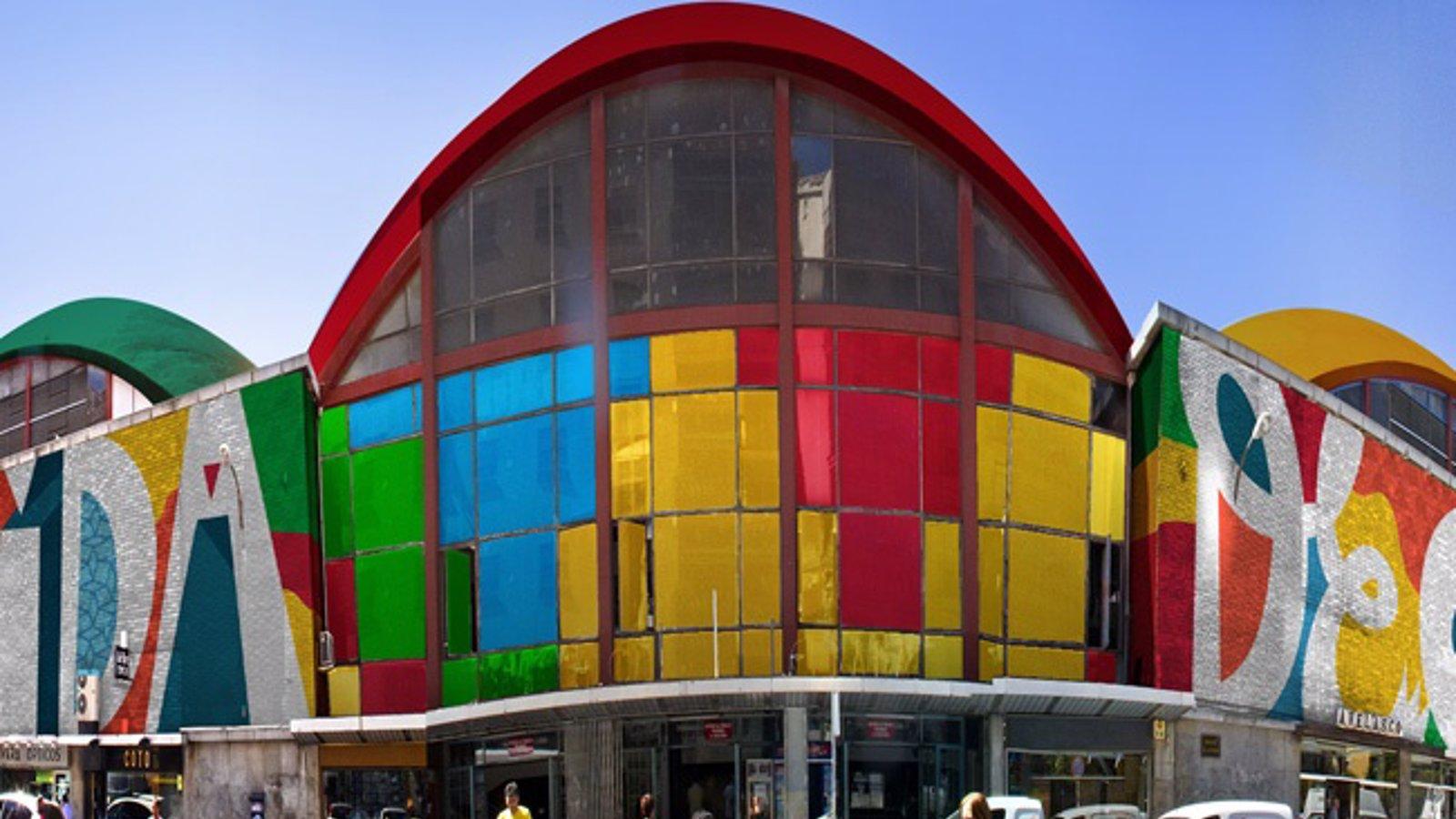 Un antiguo comerciante ataca a la gerente del Mercado de la Cebada de Madrid