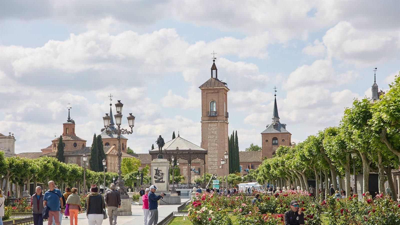 El edificio histórico de la calle Mayor en Alcalá de Henares se salva de daños estructurales tras el incendio