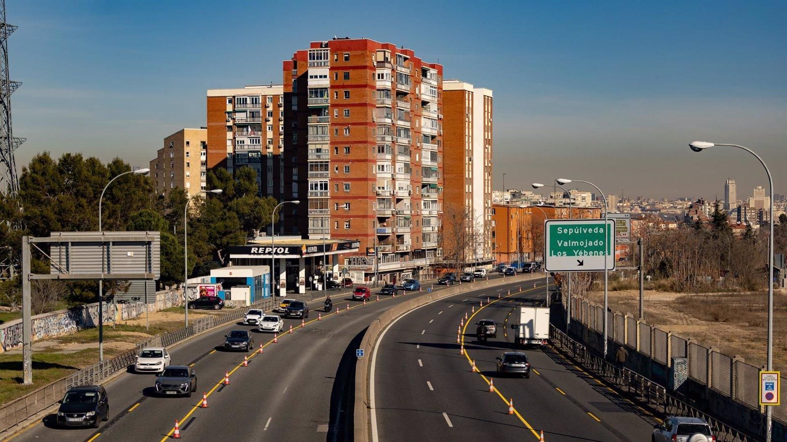 Mejora el tráfico en la A-5 tras el segundo día de los cortes por las obras