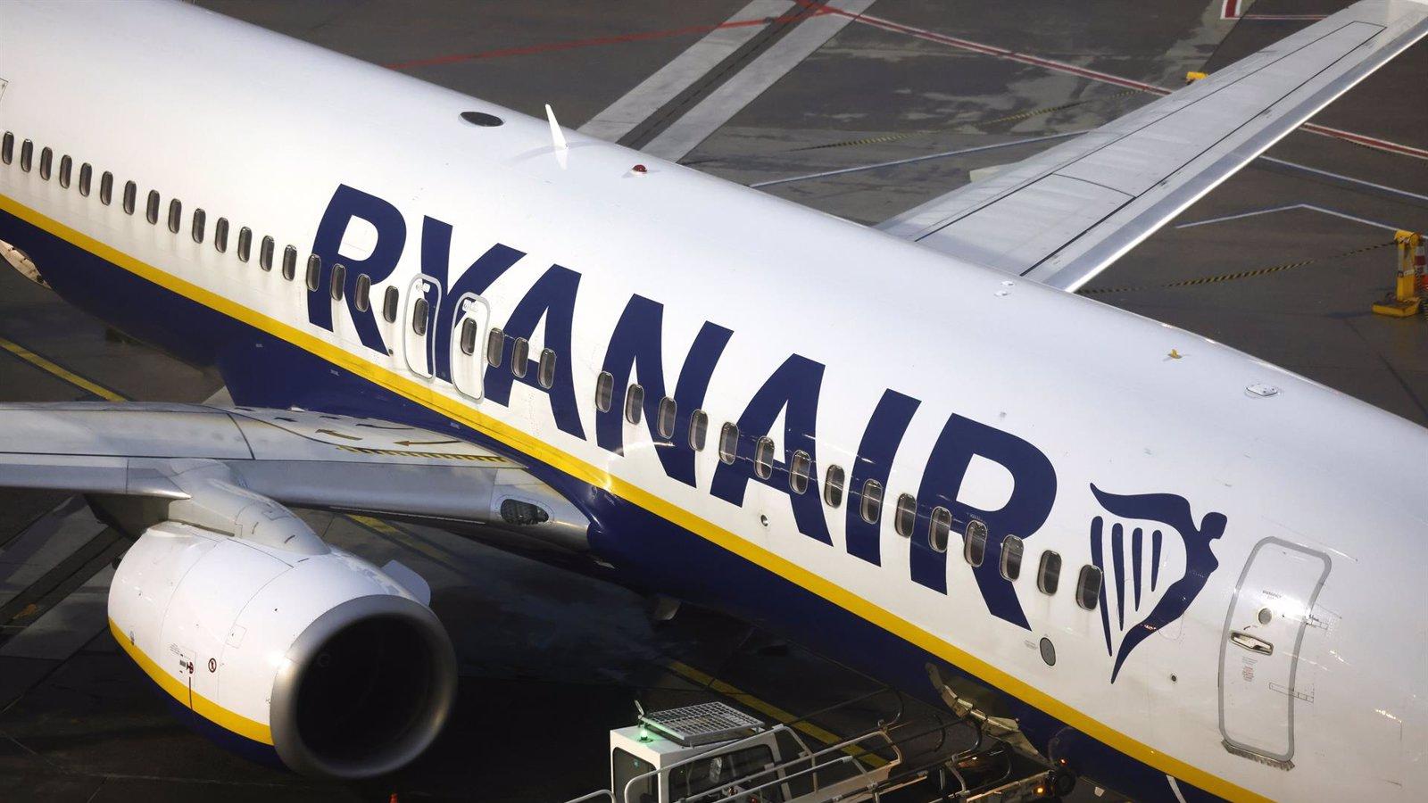 Ryanair elimina 12 rutas y 800.000 asientos para este verano en España y critica a Aena por su "monopolio" 