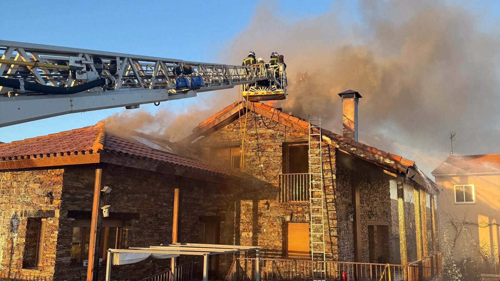 Un incendio en una chimenea provoca el fuego de un chalet aislado en Patones sin víctimas