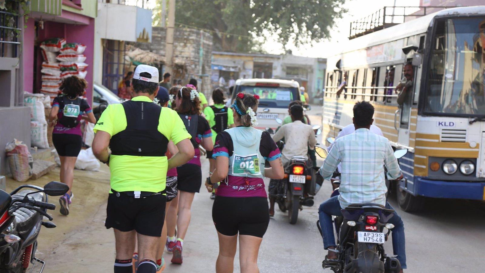 Más de 150 españoles participan en la décima edición de la Anantapur Ultramarathon en India