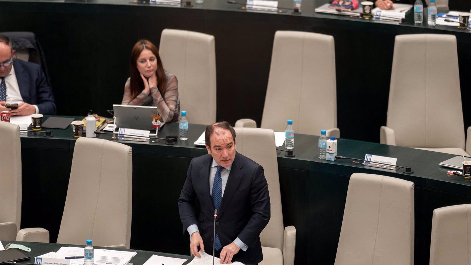 Carabante acusa al PSOE de "mentira" y critica su "concepción soviética de la vivienda"