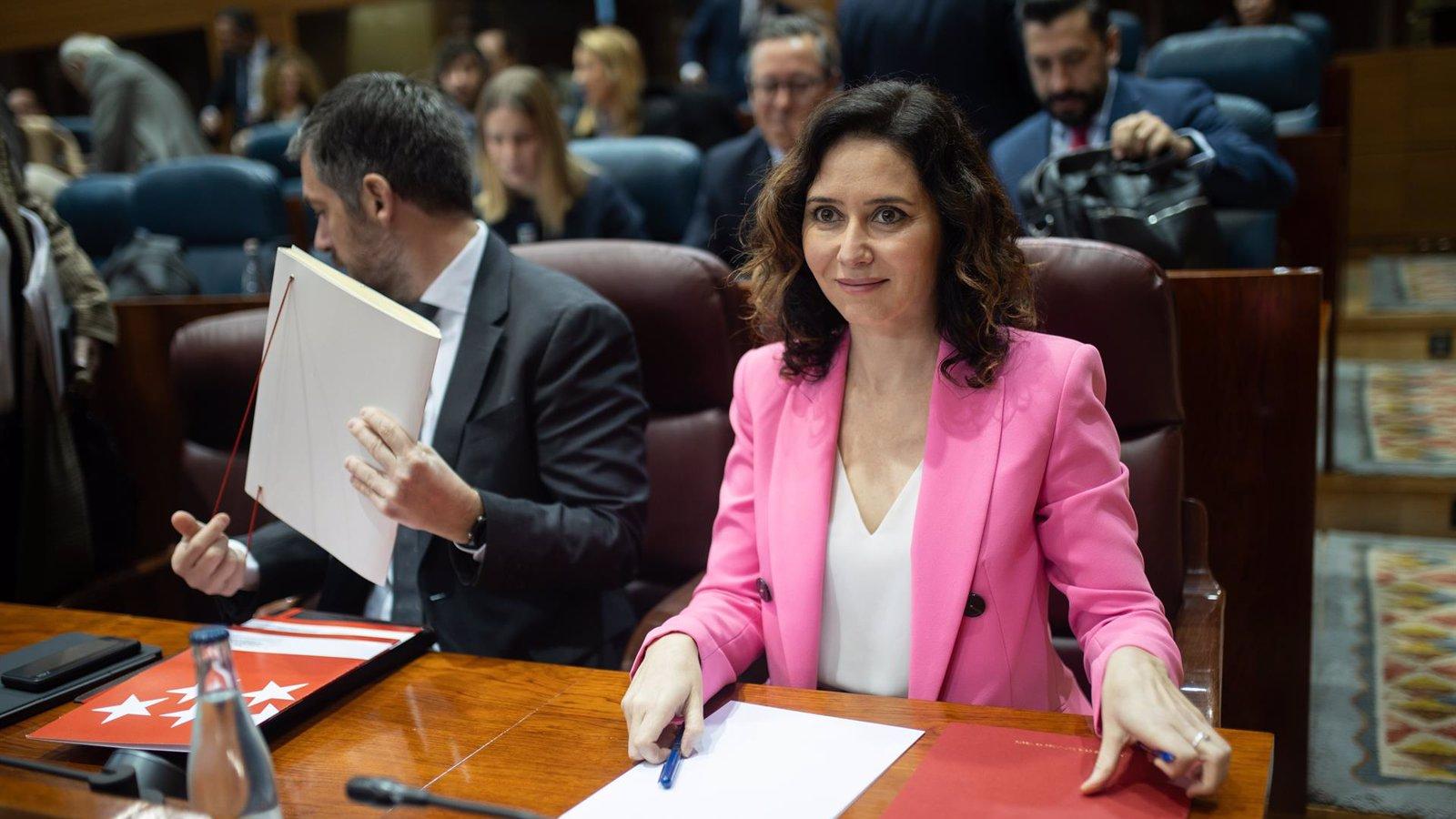 Ayuso ironiza sobre la dimisión del hermano de Sánchez: "Que alguien le diga dónde está la oficina"