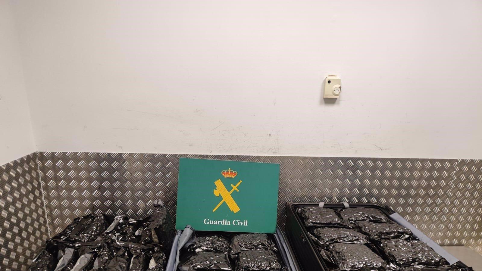 Detienen a cuatro personas con 158 kilogramos de marihuana en el aeropuerto de Barajas