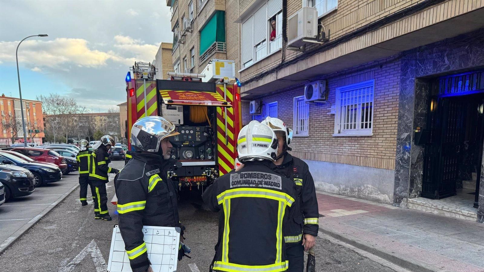 Bomberos extinguen un incendio en una vivienda de Parla sin heridos