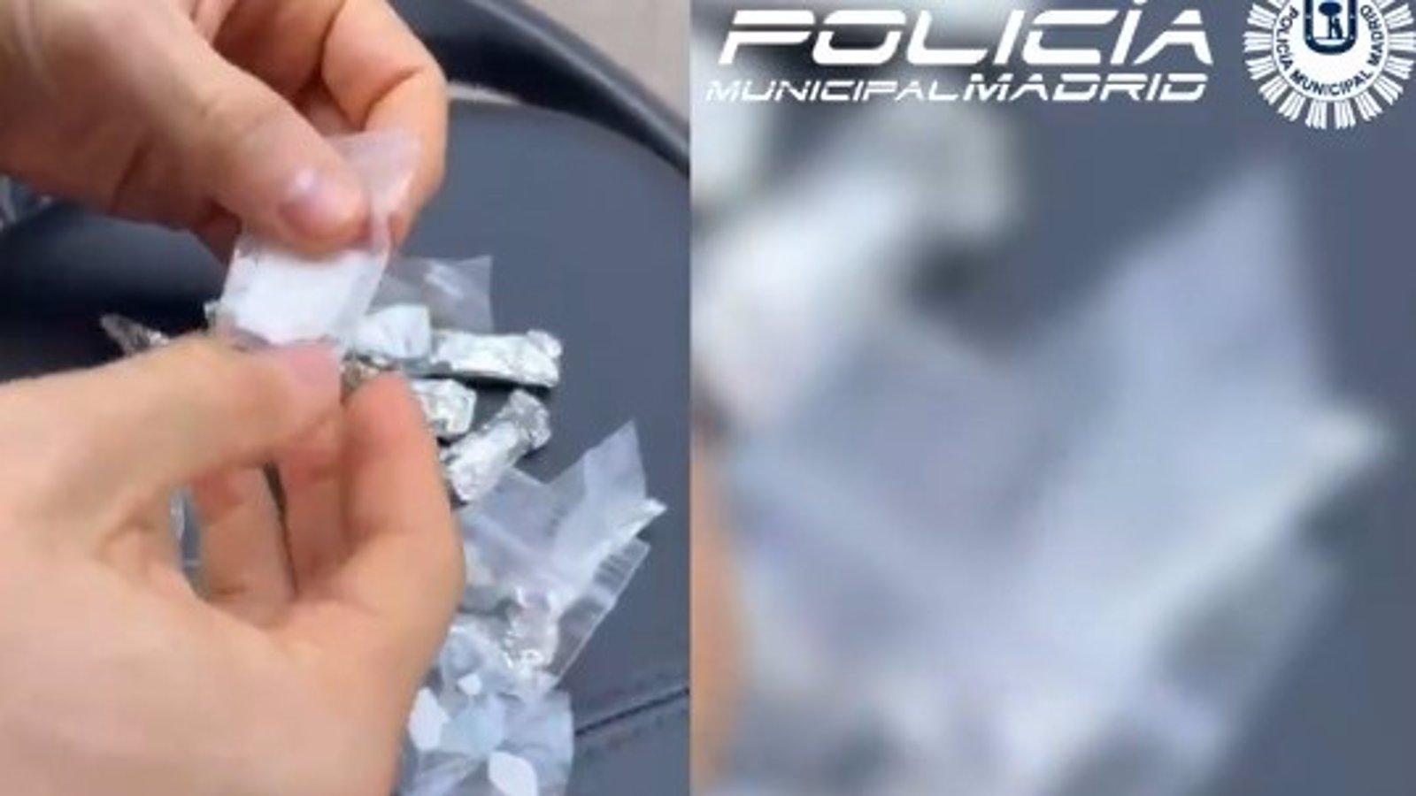 Arresto en Madrid: Hombre ocultaba cocaína en las manoplas de su motocicleta