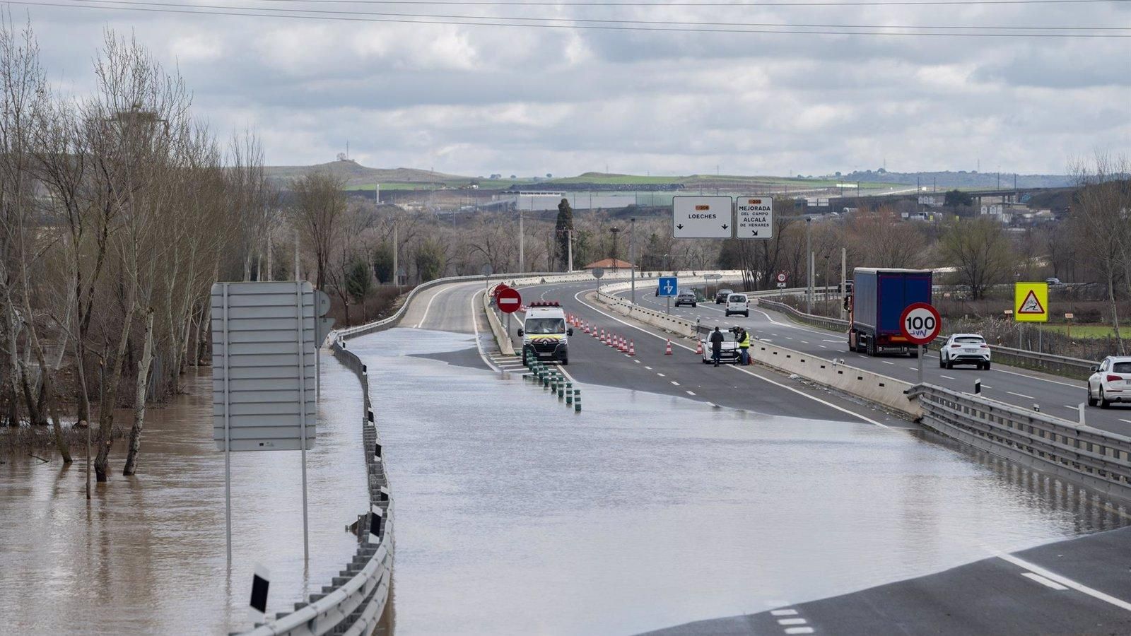 Reabre al tráfico la M-206 que une Torrejón con Loeches tras inundarse por la crecida del río Henares