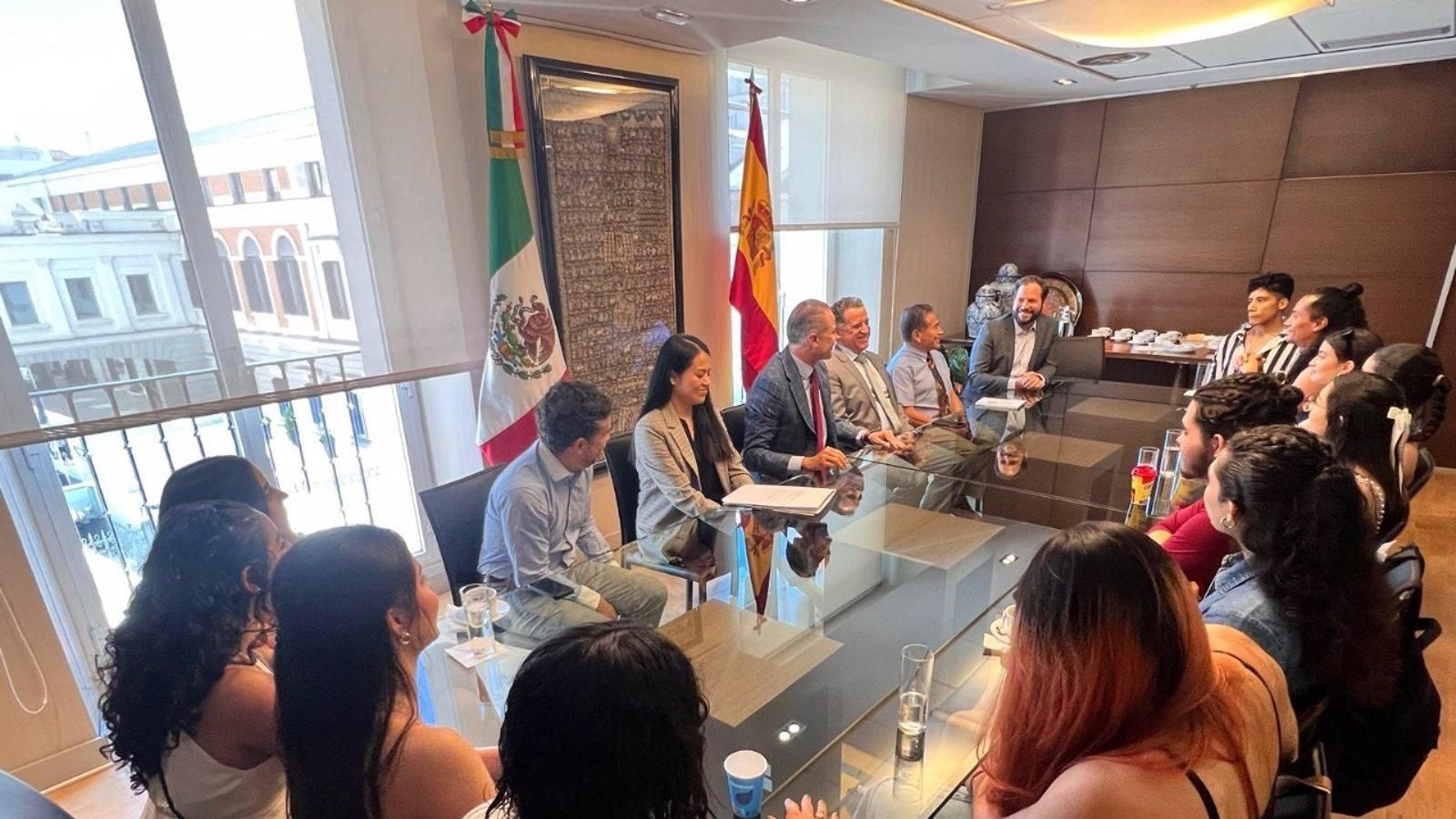 Los becarios de 'Malinche' piden al Consulado de México que denuncie su detención ante Interior
