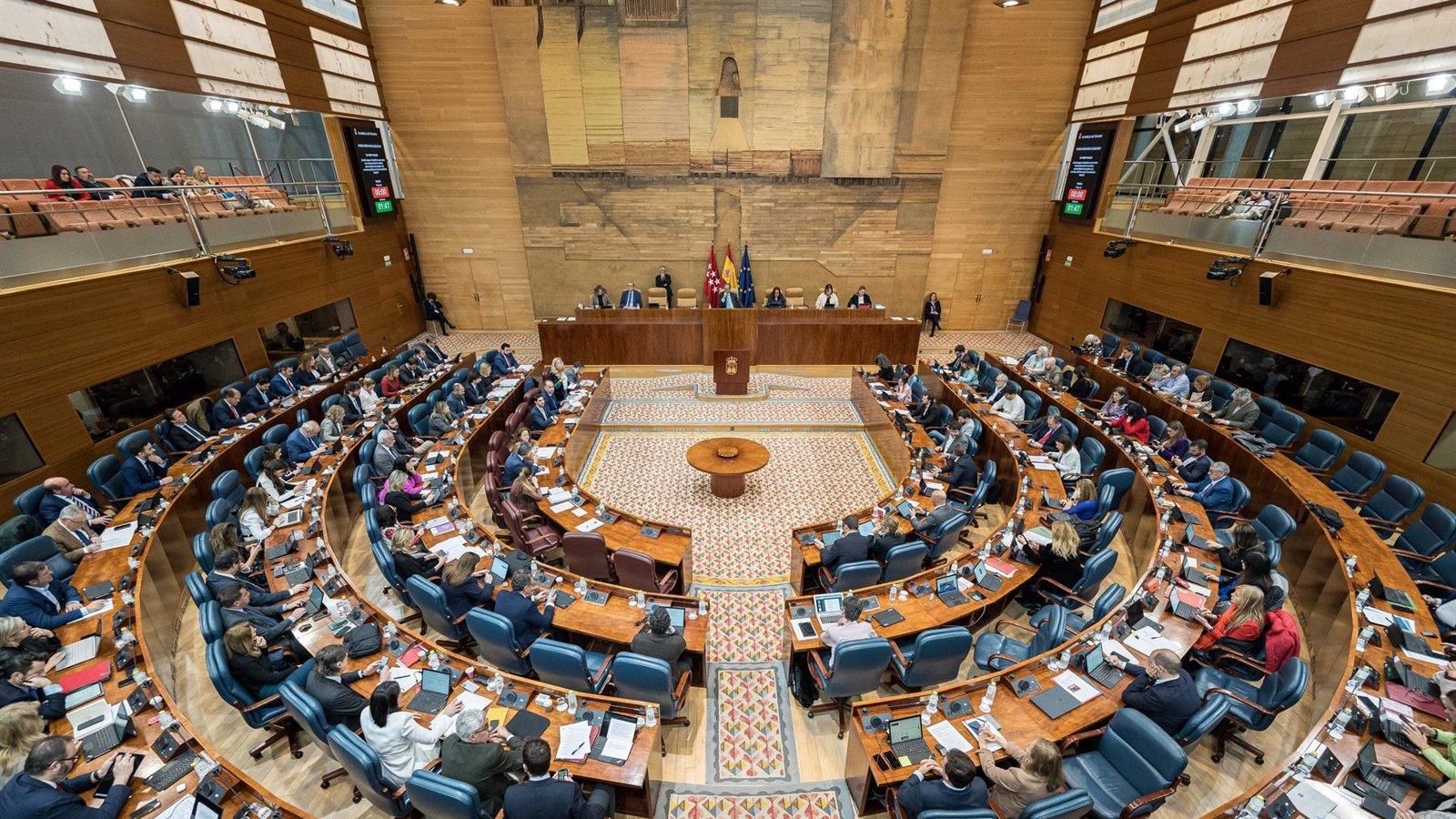 Minuto de silencio en la Asamblea por las víctimas del Covid y los jóvenes fallecidos en Cantabria