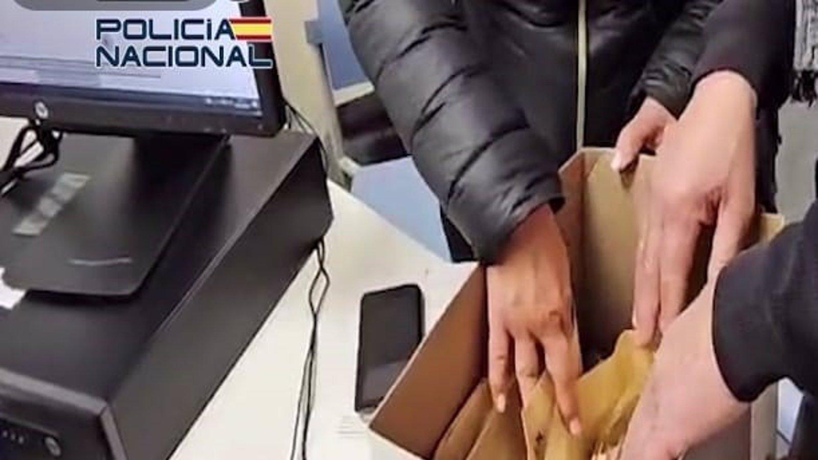 Un hombre encuentra y entrega en comisaría cerca de19.000 euros encontrados en un contenedor de Leganés